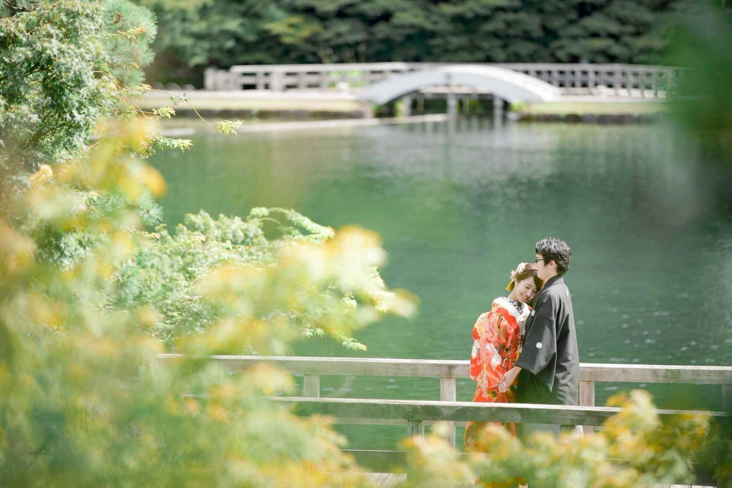 徳川園前撮りで抱きしめ合う新郎新婦