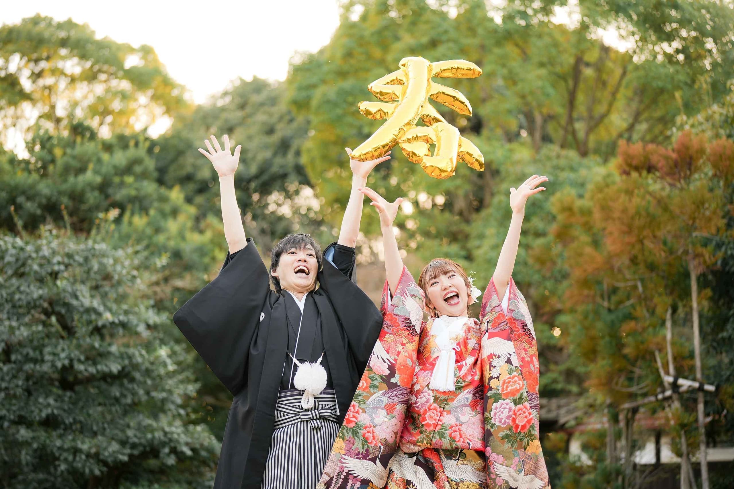 alt="東山荘の日本転園で色打掛の前撮りをする新郎新婦"