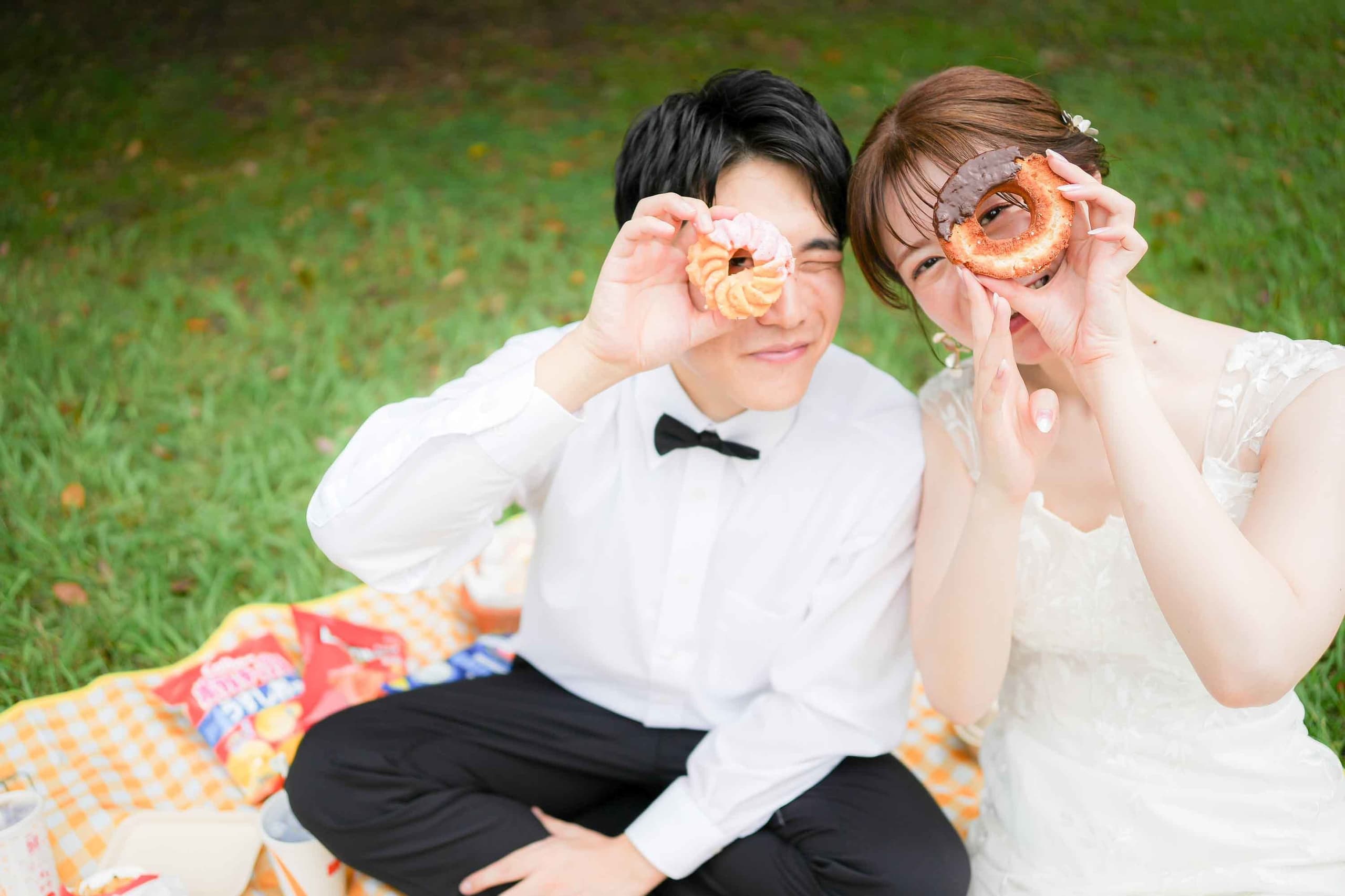 alt="庄内緑地公園で前撮りする自然な笑顔の新郎新婦"