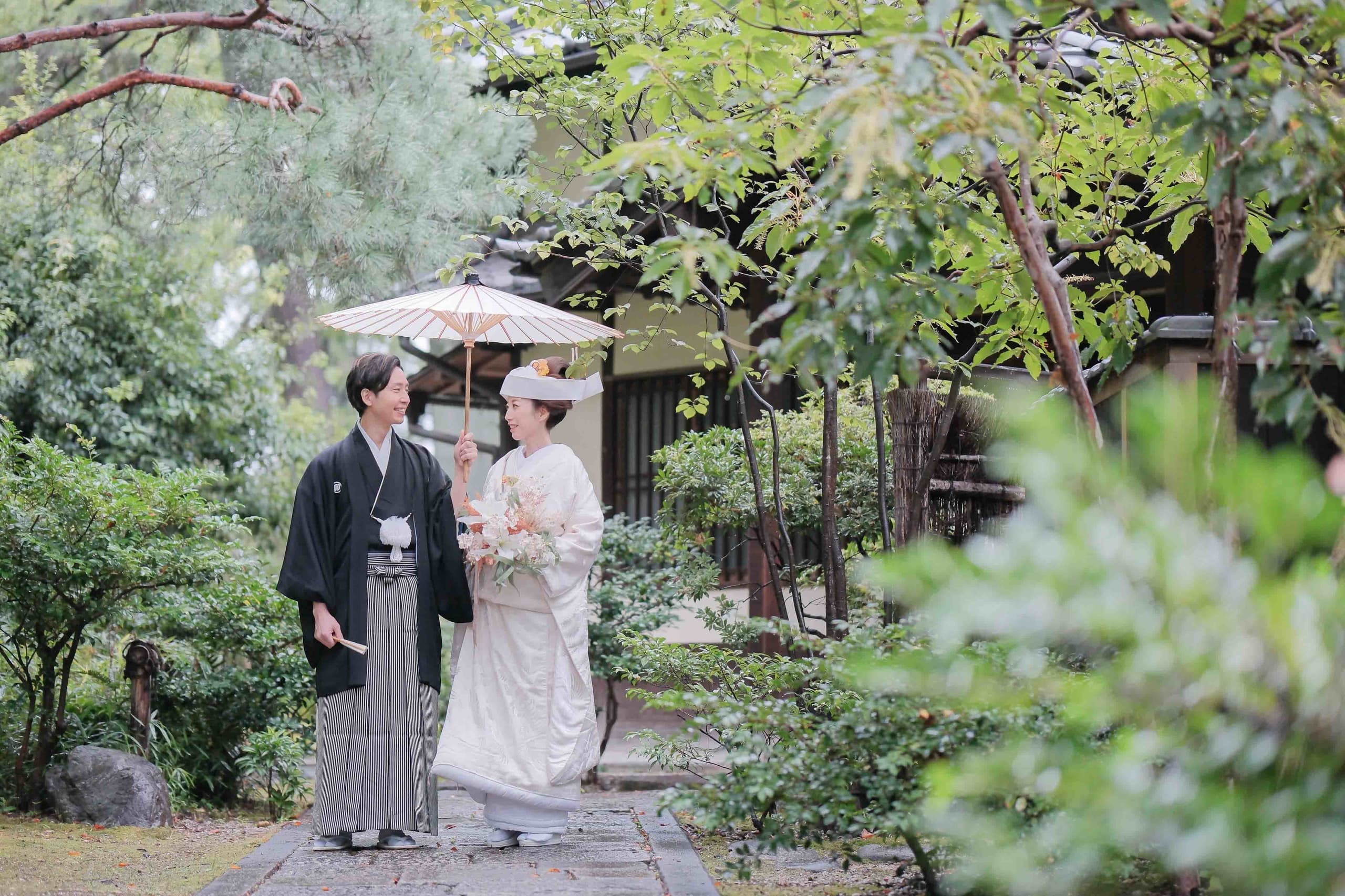alt="野間灯台でビーチ前撮りをする笑顔の新郎新婦"