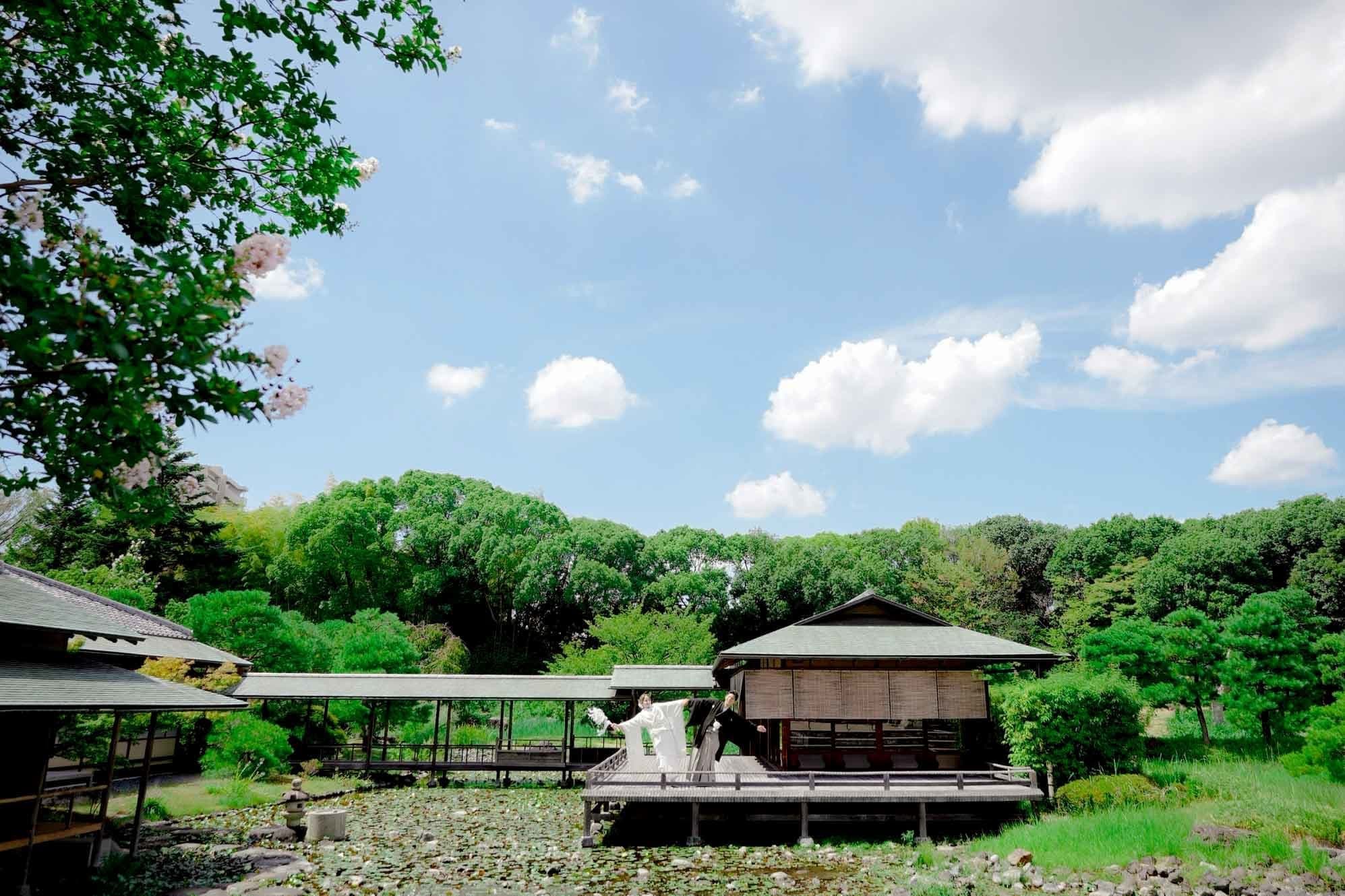 alt="白鳥庭園で和装前撮りする自然な笑顔の新郎新婦"