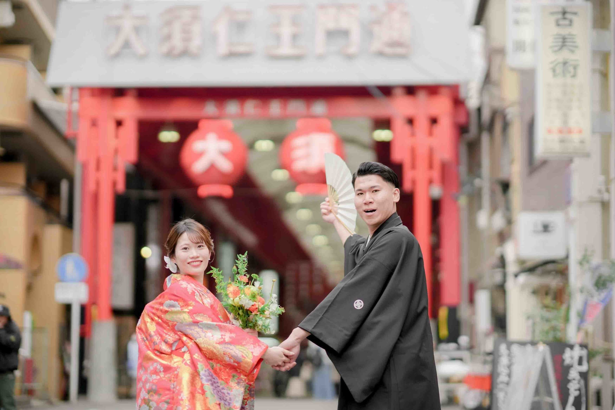 alt="大須でドレス前撮りする自然な笑顔の新郎新婦"