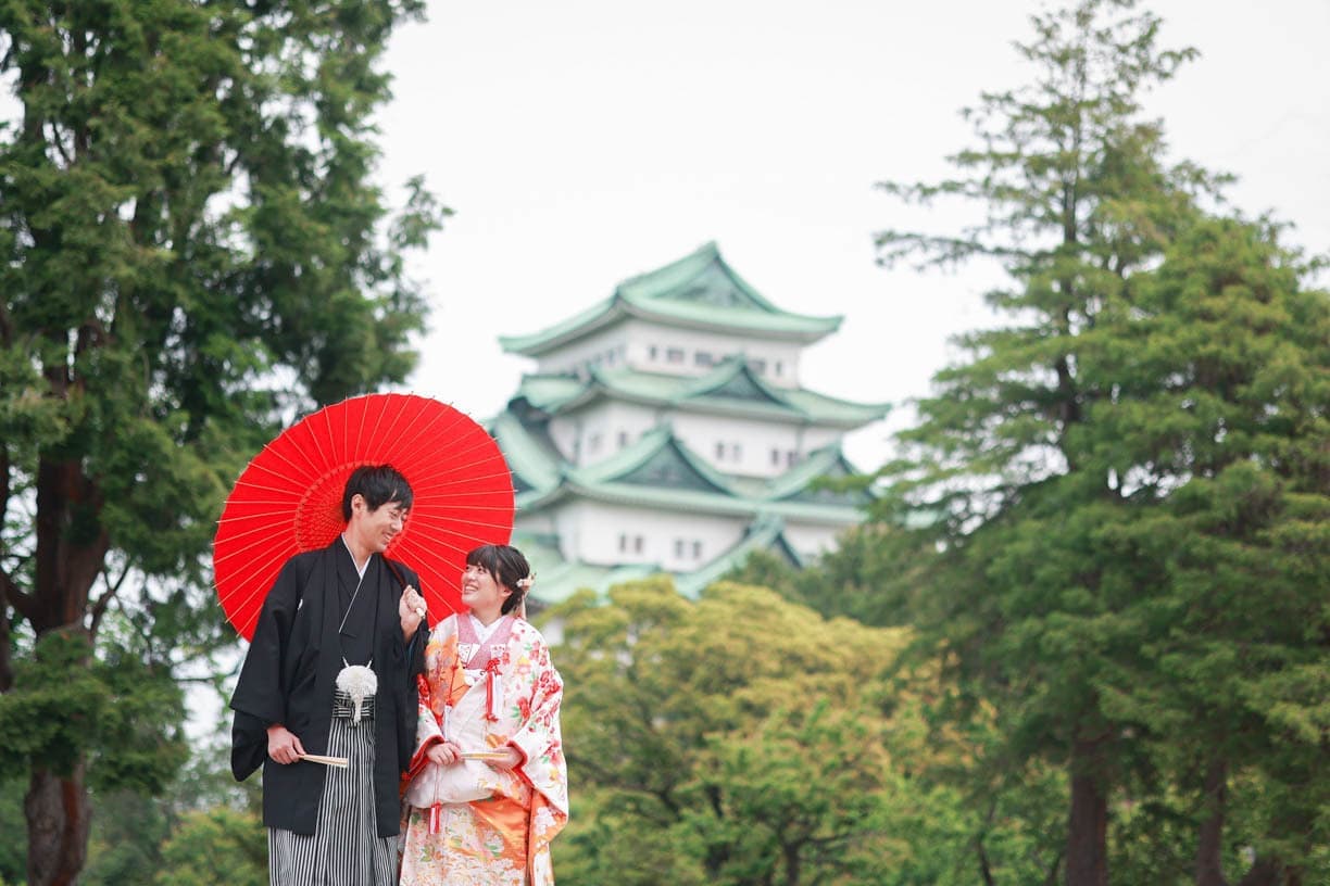 alt="名古屋城で和装前撮りする自然な笑顔の新郎新婦"