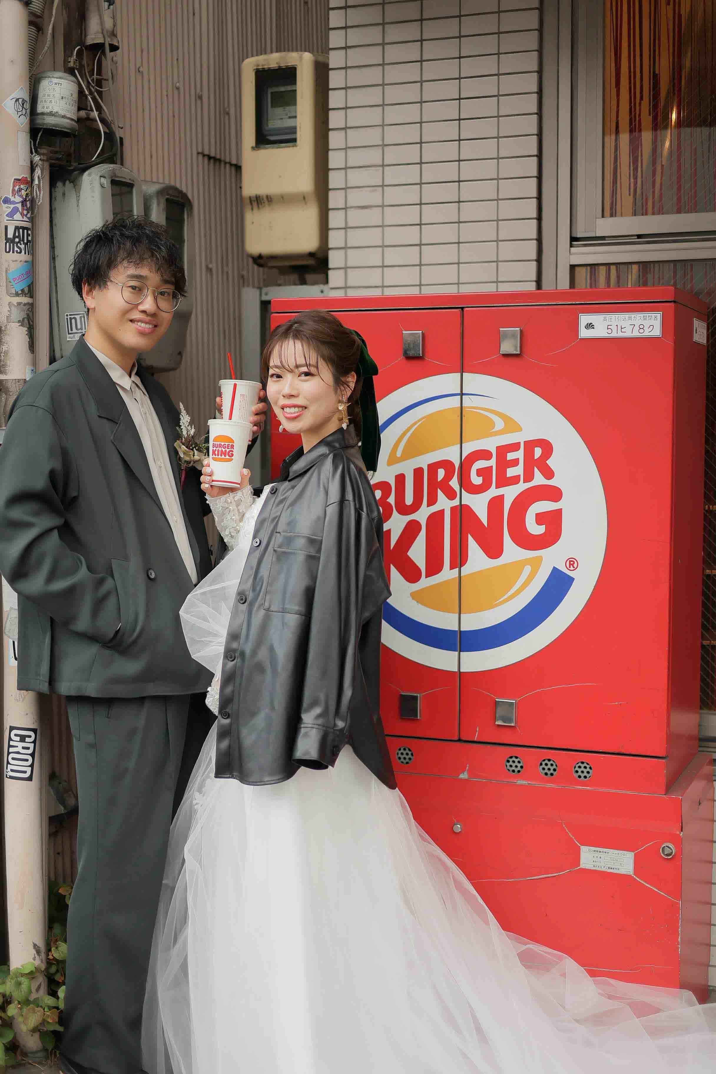 ALT="名古屋前撮りで笑顔なカップル"