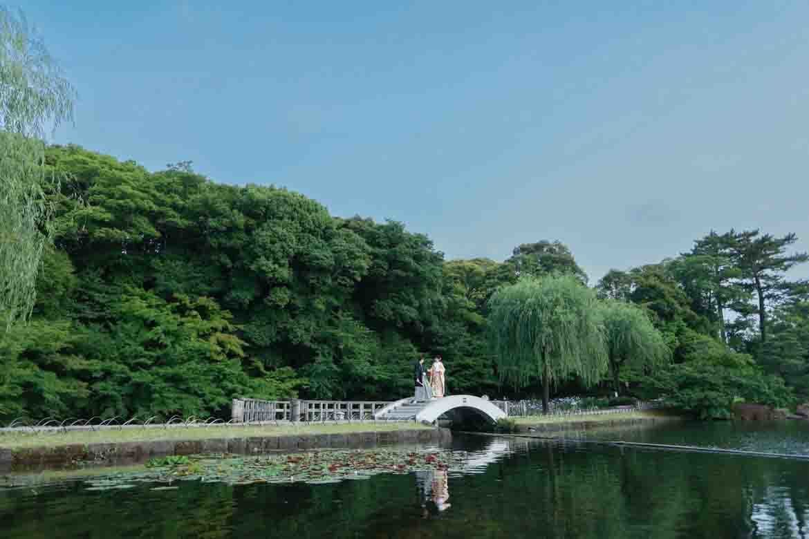 ALT="名古屋前撮りで笑顔のカップル"