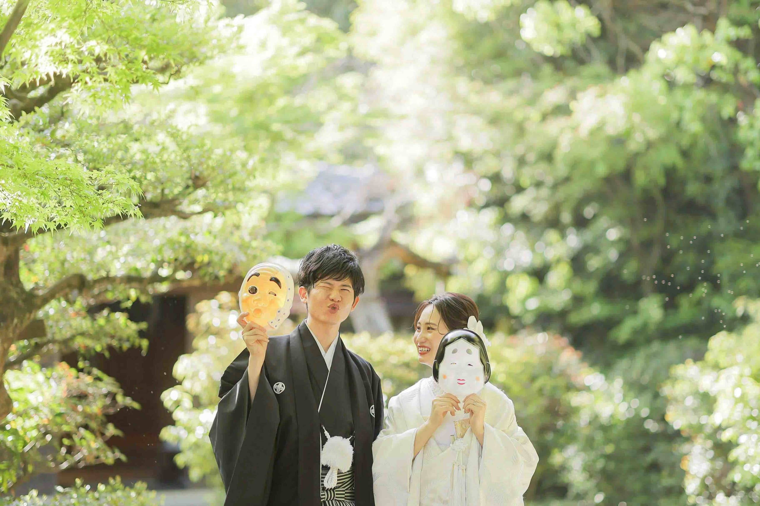 東山荘前撮りでお面で遊ぶ和装の新郎新婦