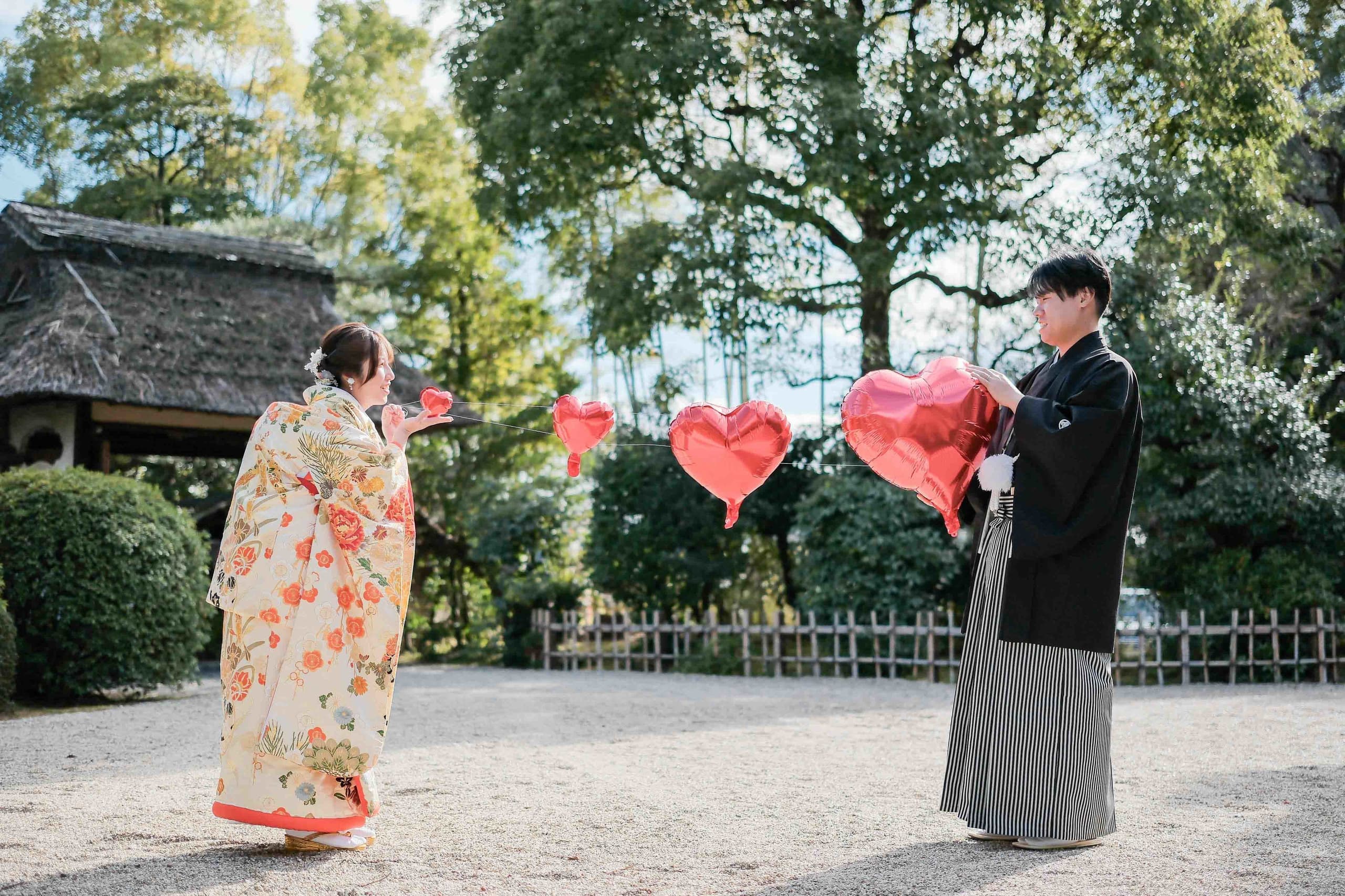 東山荘前撮りで風船で遊ぶ和装の新郎新婦