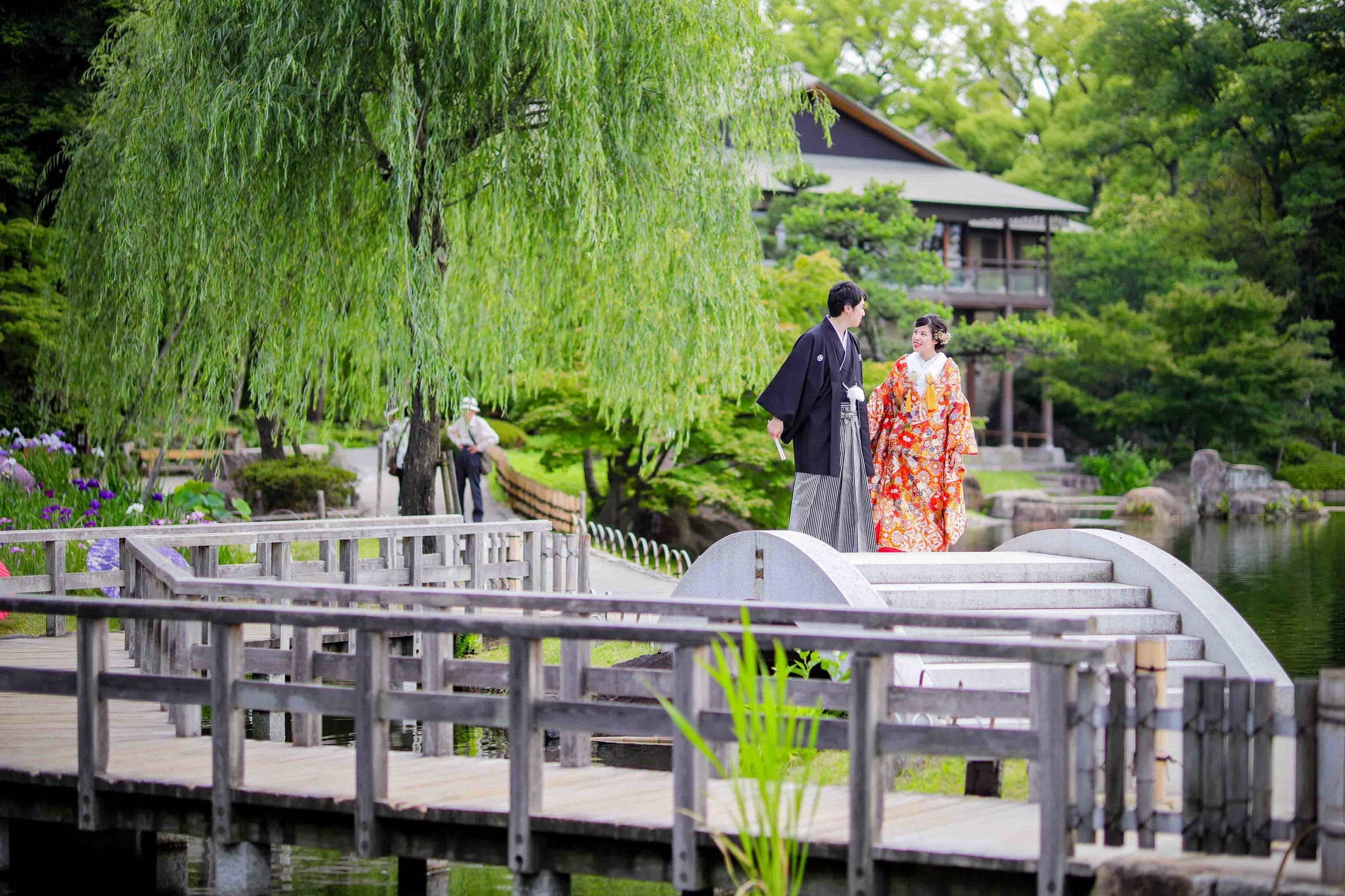 徳川園前撮りで笑顔で散歩する新郎新婦
