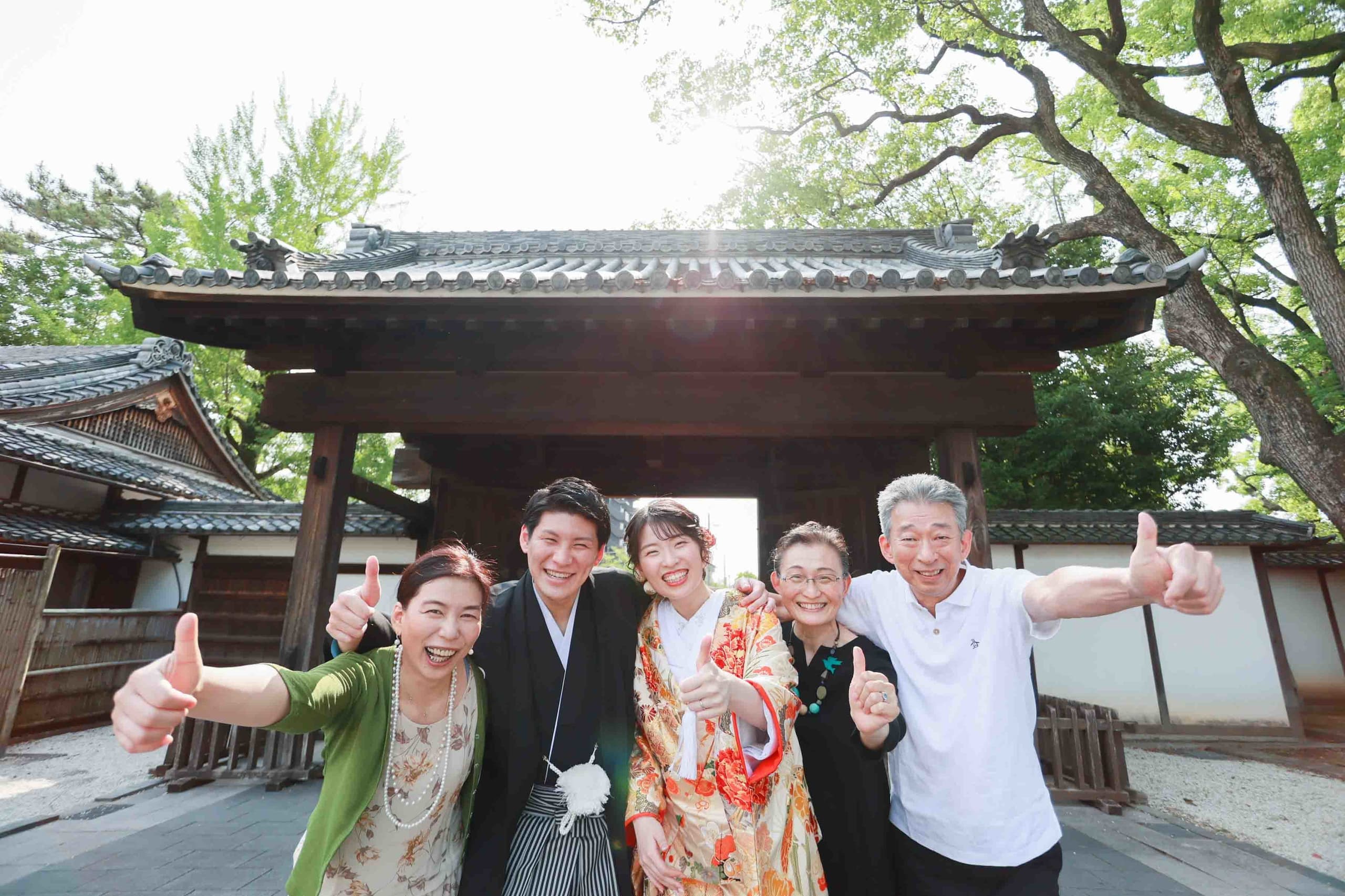 徳川園前撮りで家族と写真を撮る新郎新婦