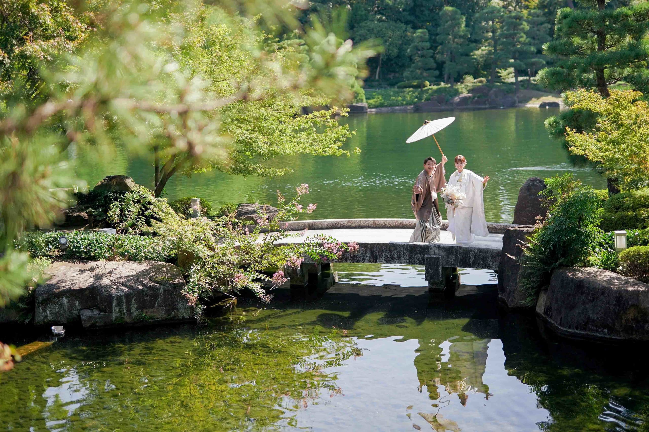 徳川園前撮りでポーズを決める新郎新婦