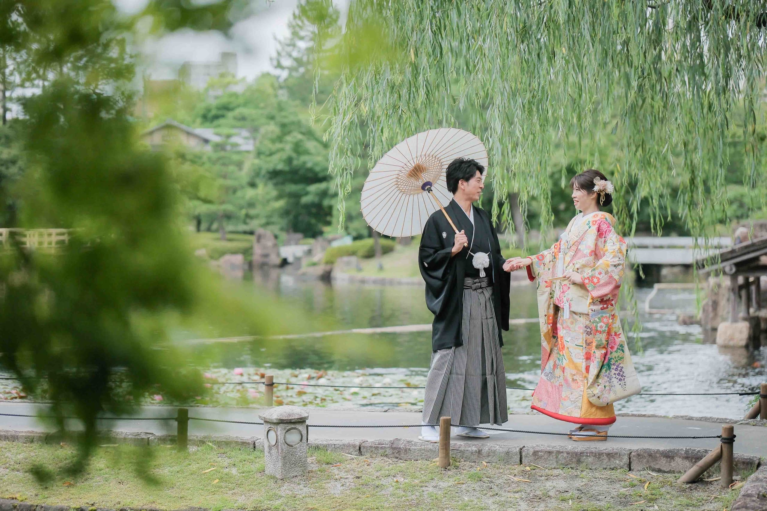 徳川園前撮りで手をつなぐ新郎新婦
