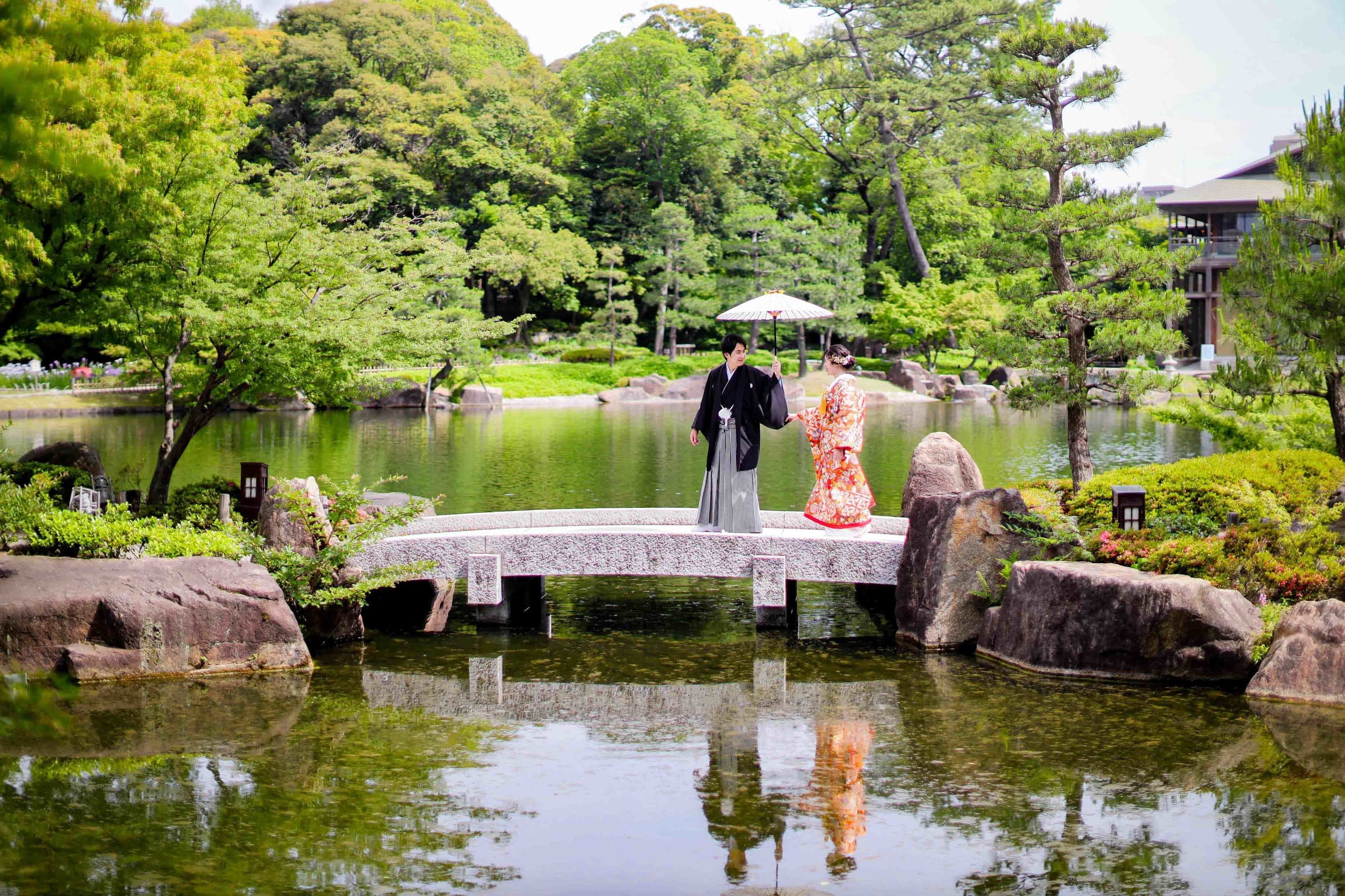 徳川園前撮りで橋の上を散歩する新郎新婦