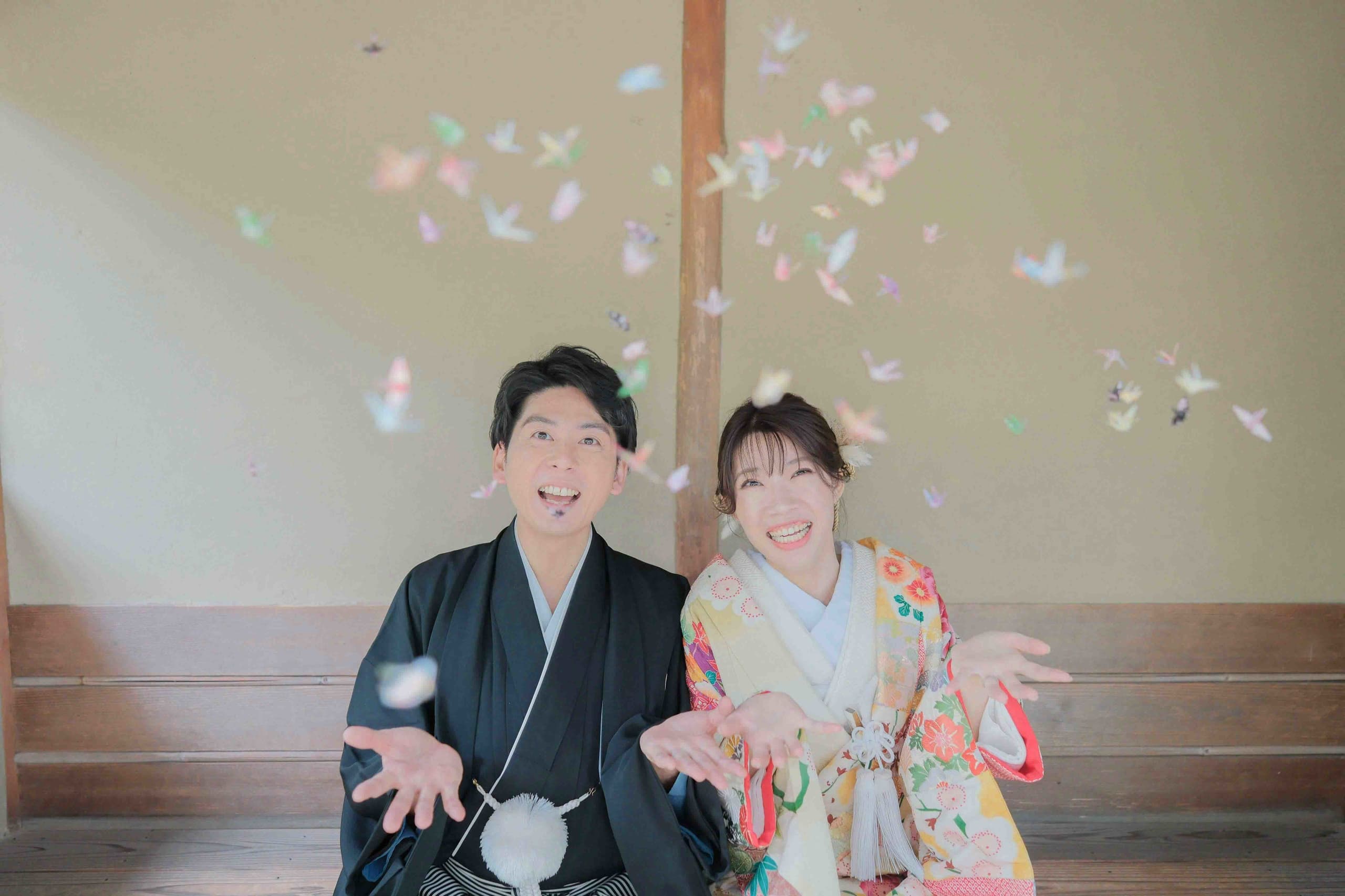 徳川園前撮りで笑顔の新郎新婦