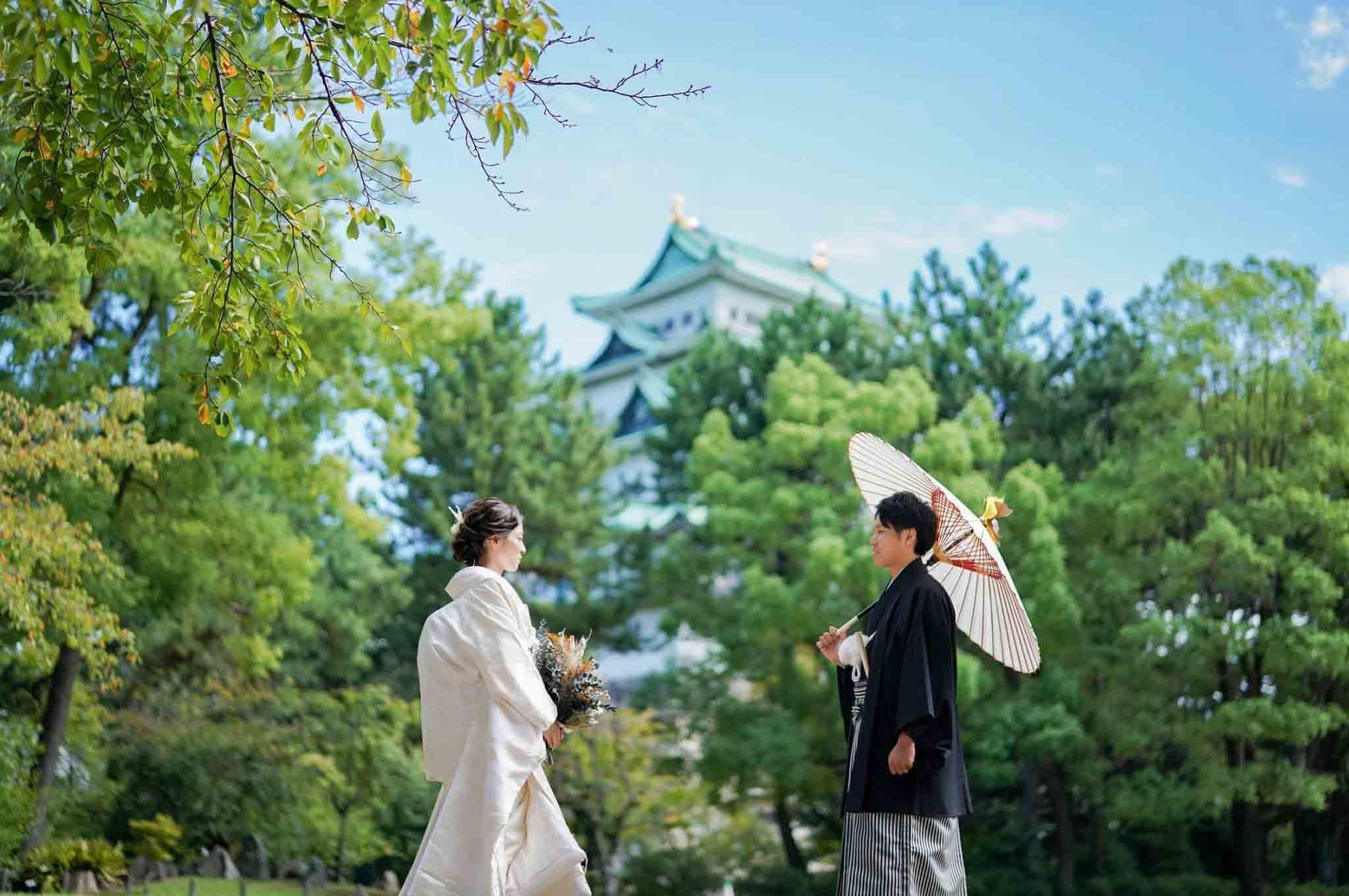 名古屋城前撮りで見つめ合う新郎新婦