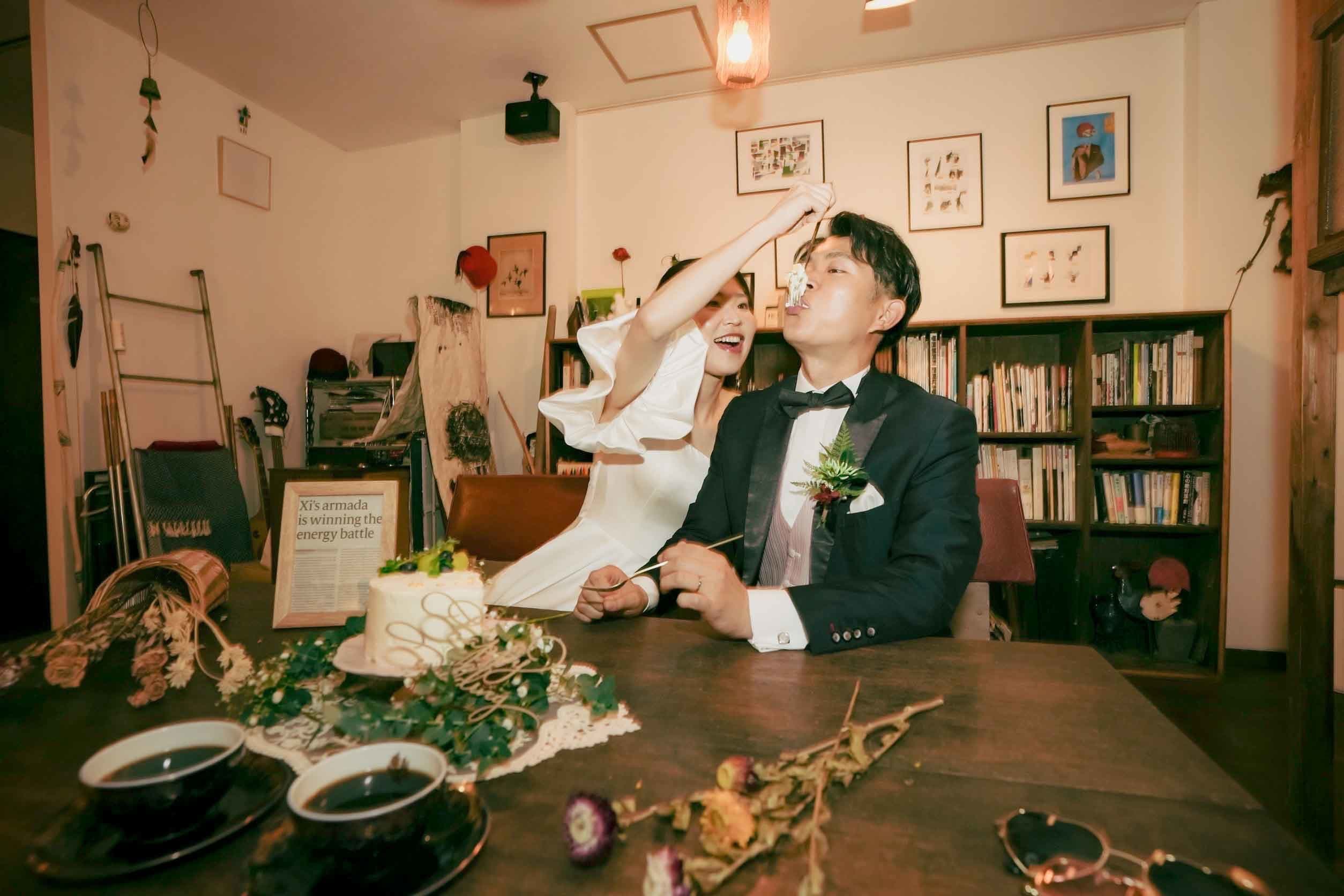 カフェでデザートを食べる新郎新婦