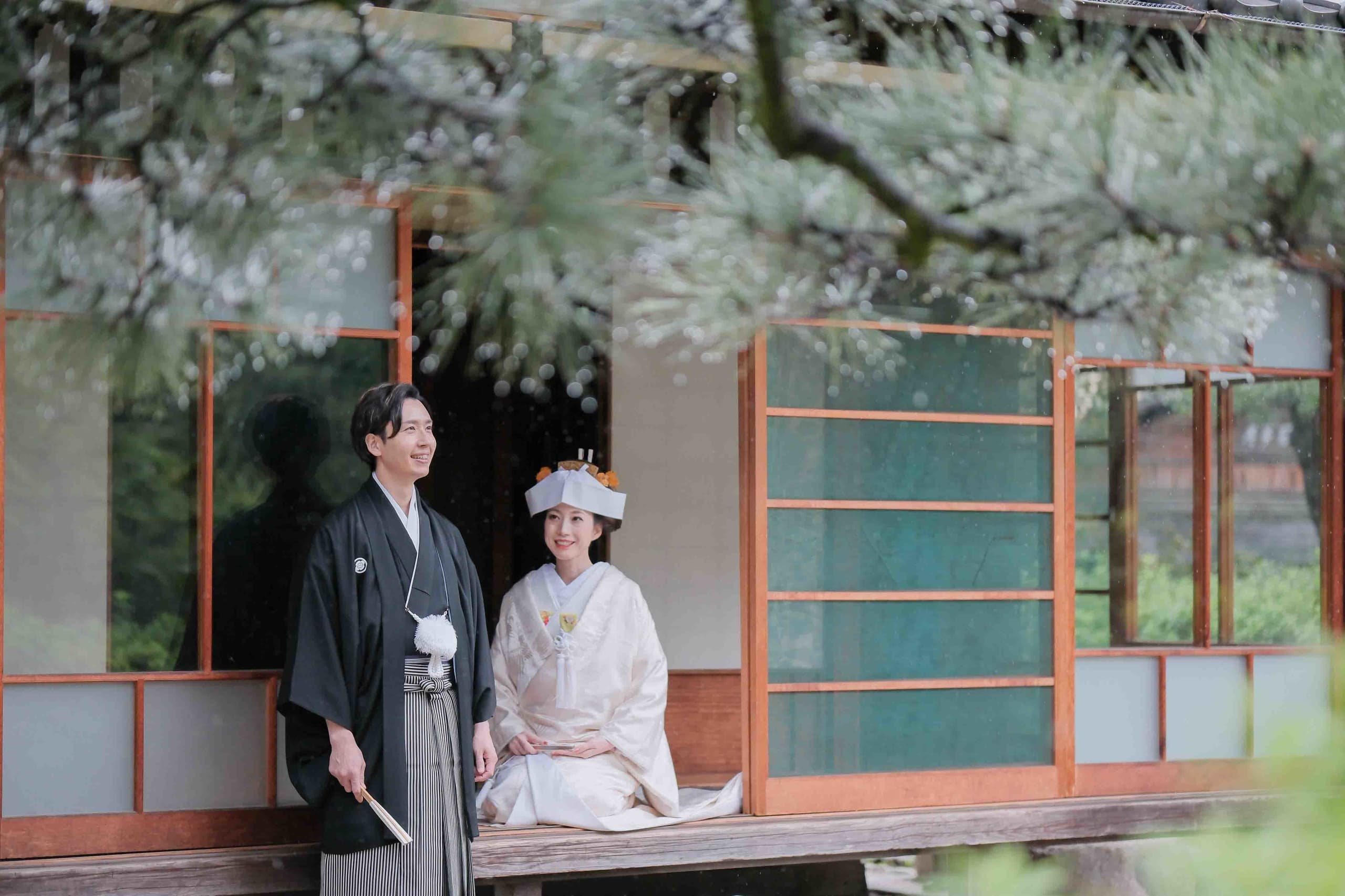 中村公園前撮りで縁側で笑顔の新郎新婦