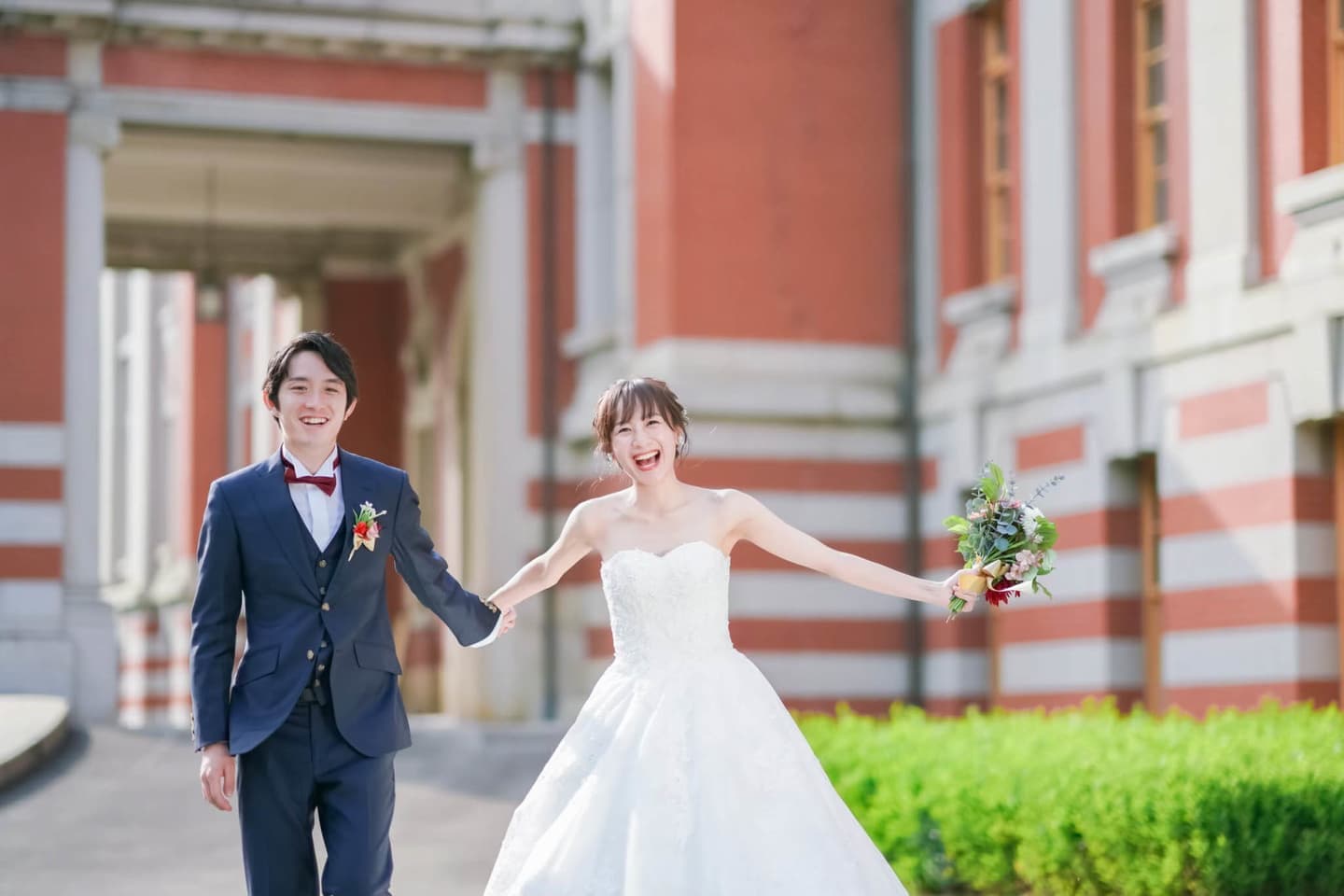 市政資料館の赤レンガ前で撮影した新郎新婦の前撮り