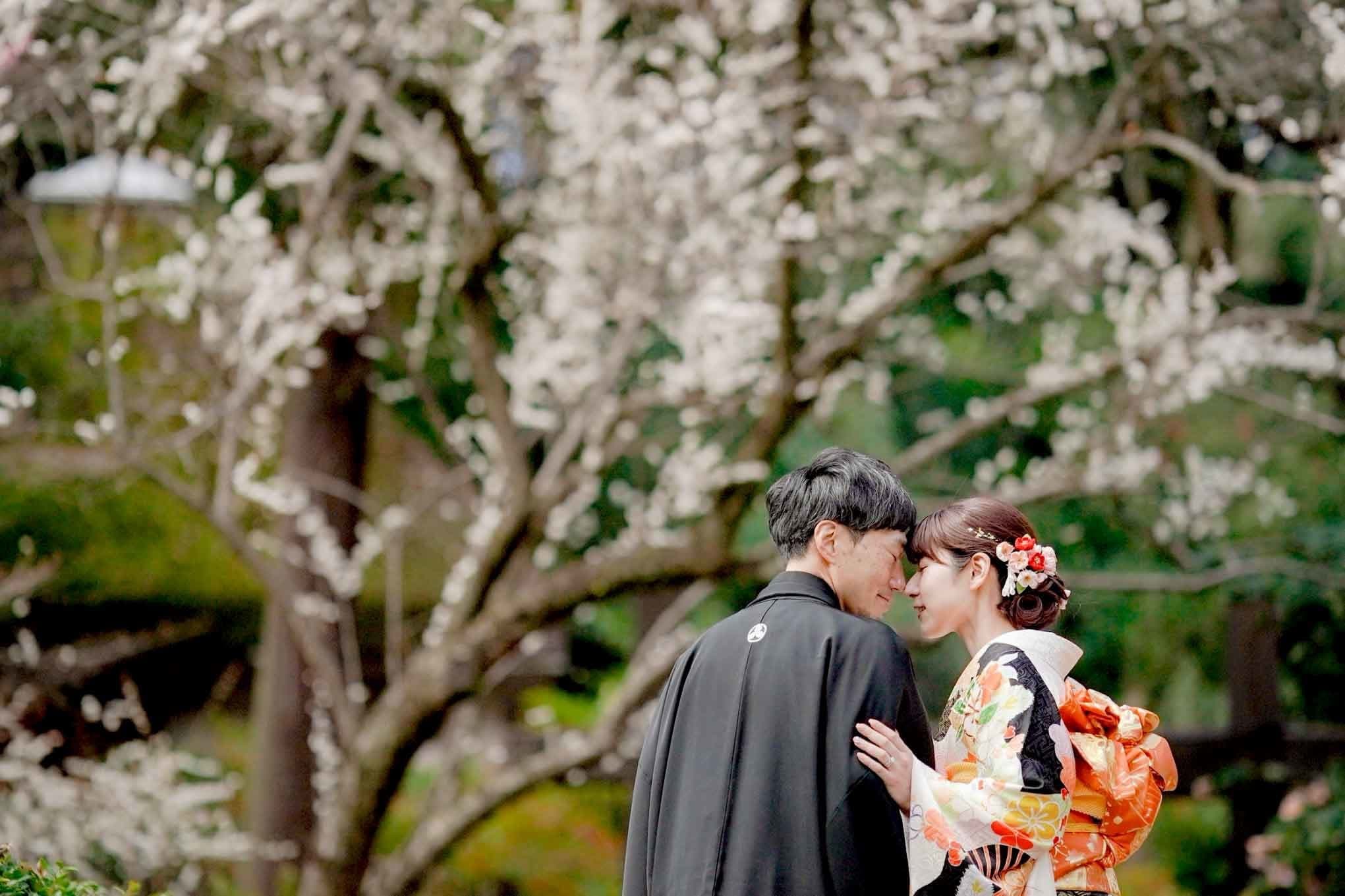 白鳥庭園前撮りで笑顔の新郎新婦