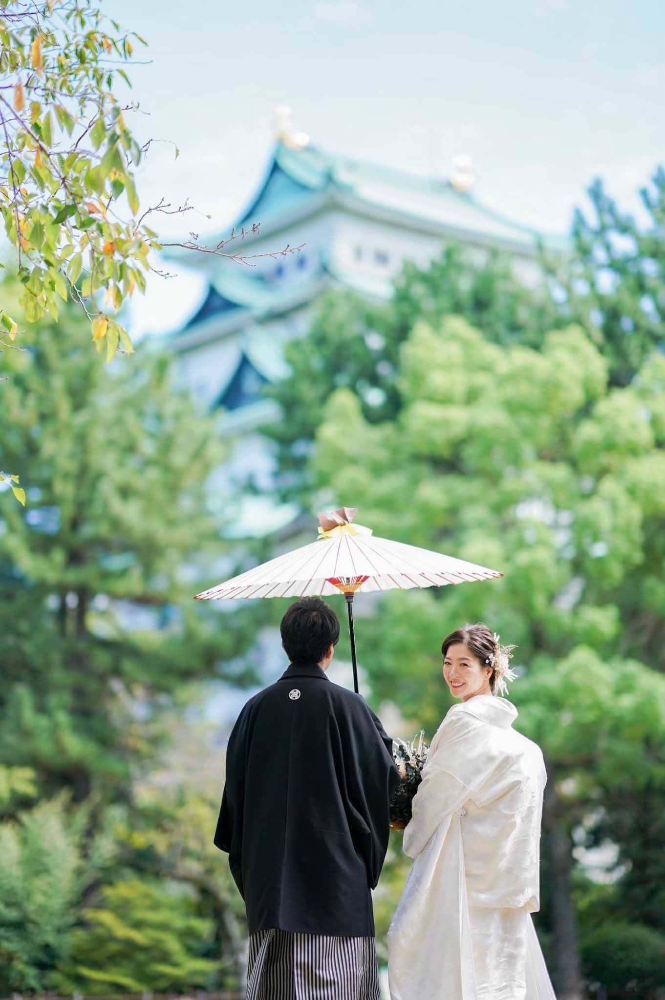 名古屋城前撮りで見つめ合う新郎新婦