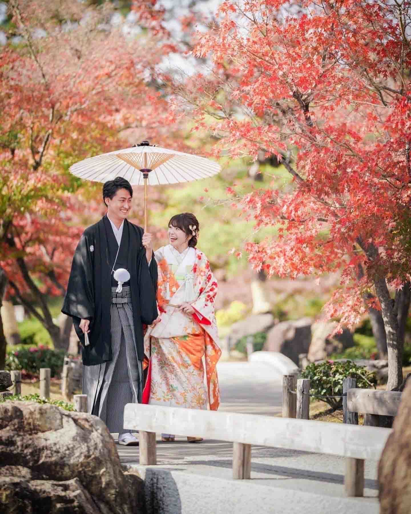 徳川園前撮りで見つめ合う新郎新婦