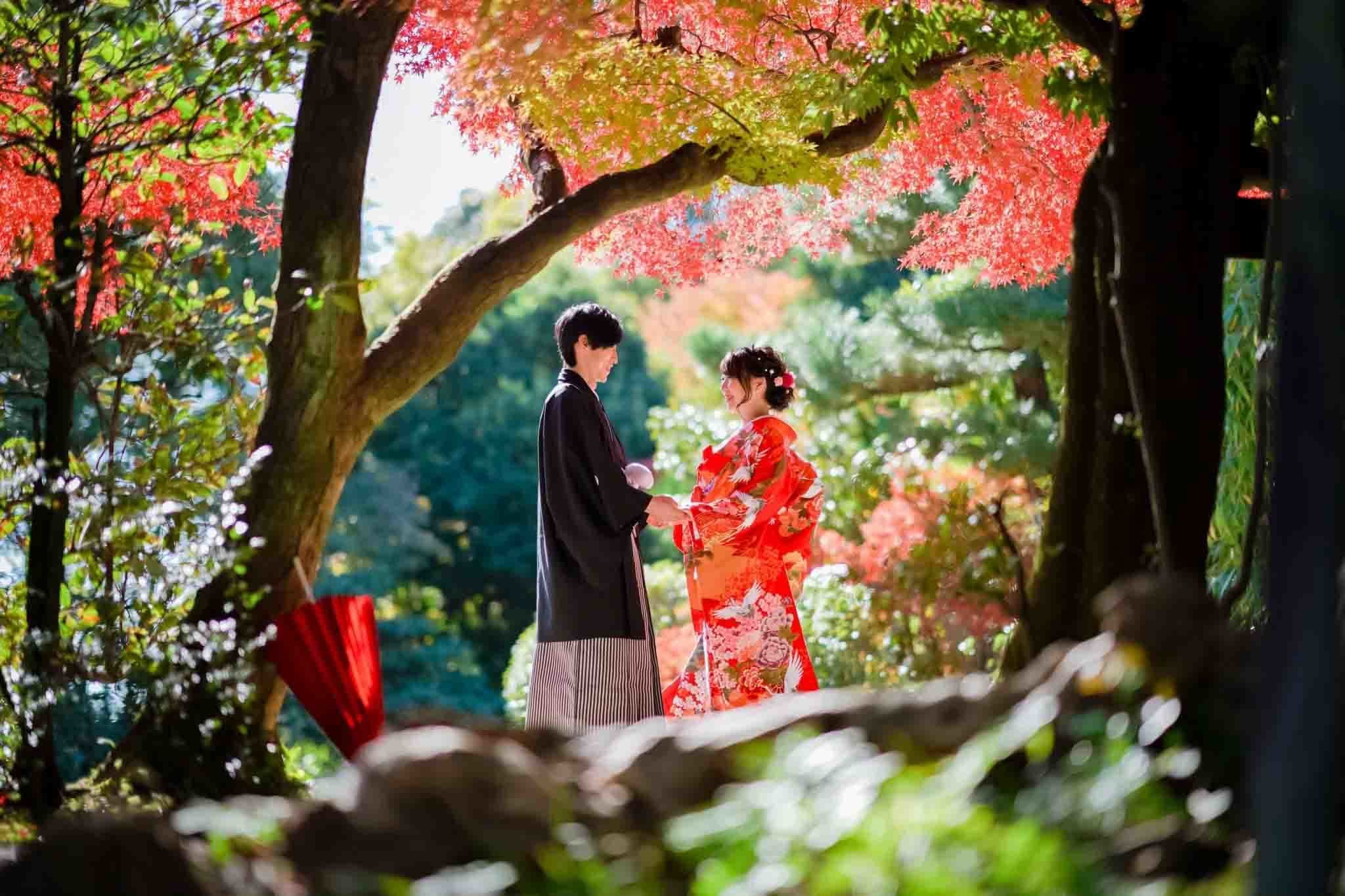 東山荘前撮りで紅葉前撮りを楽しむ新郎新婦