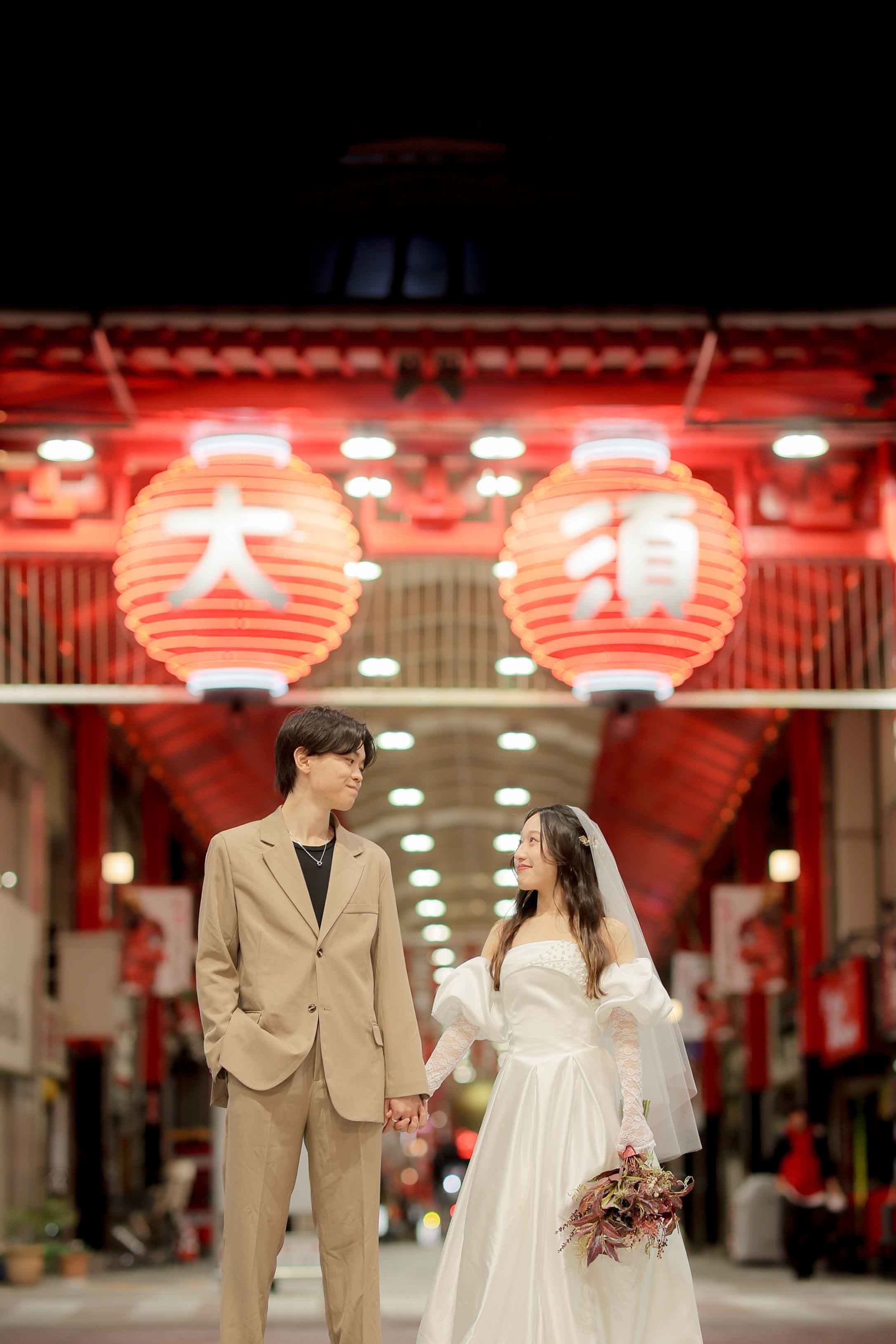 大須前撮りで散歩する新郎新婦