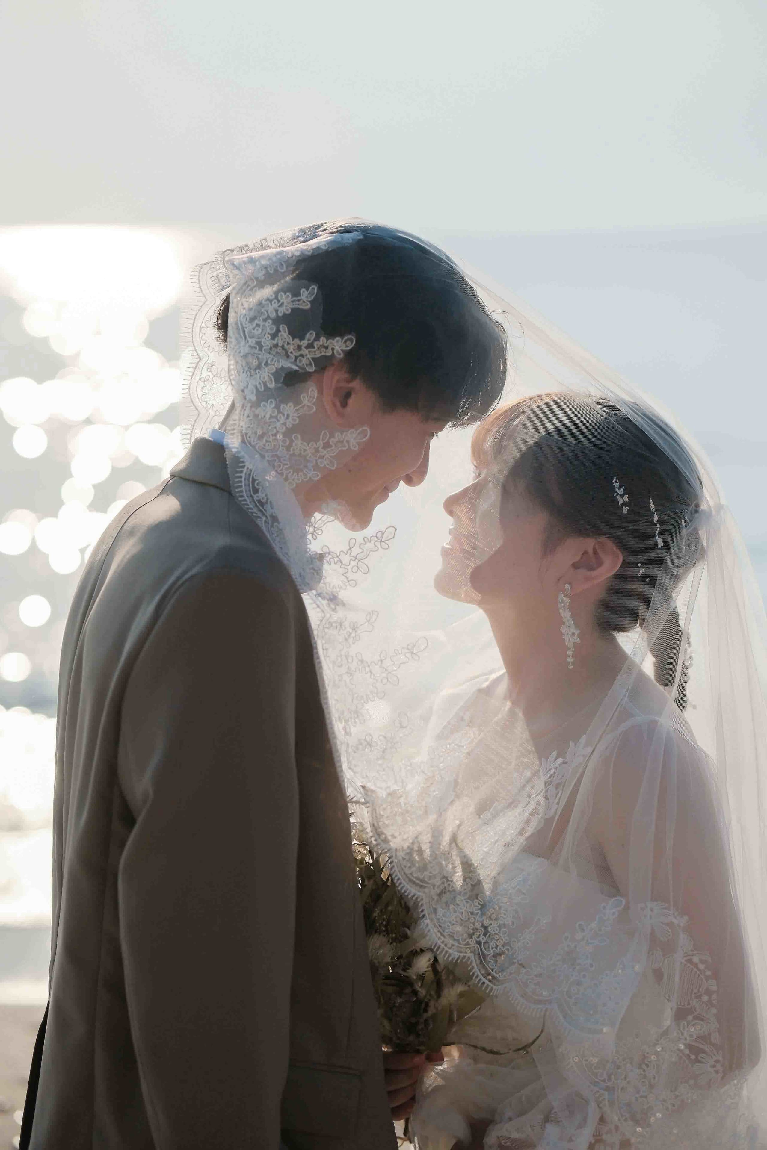 野間灯台ビーチ前撮りで見つめ合う新郎新婦
