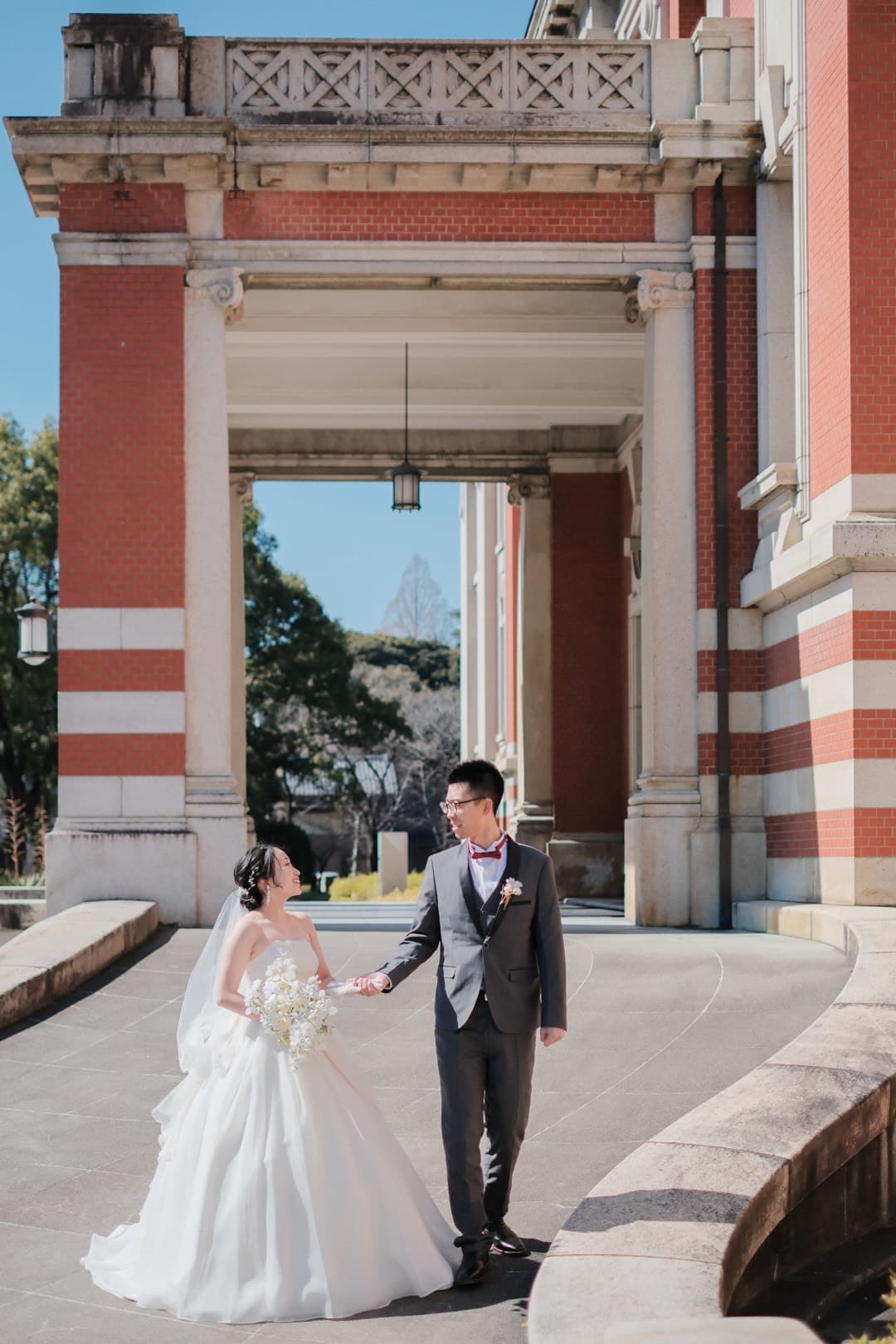 市政資料館前撮りで撮影する新郎新婦