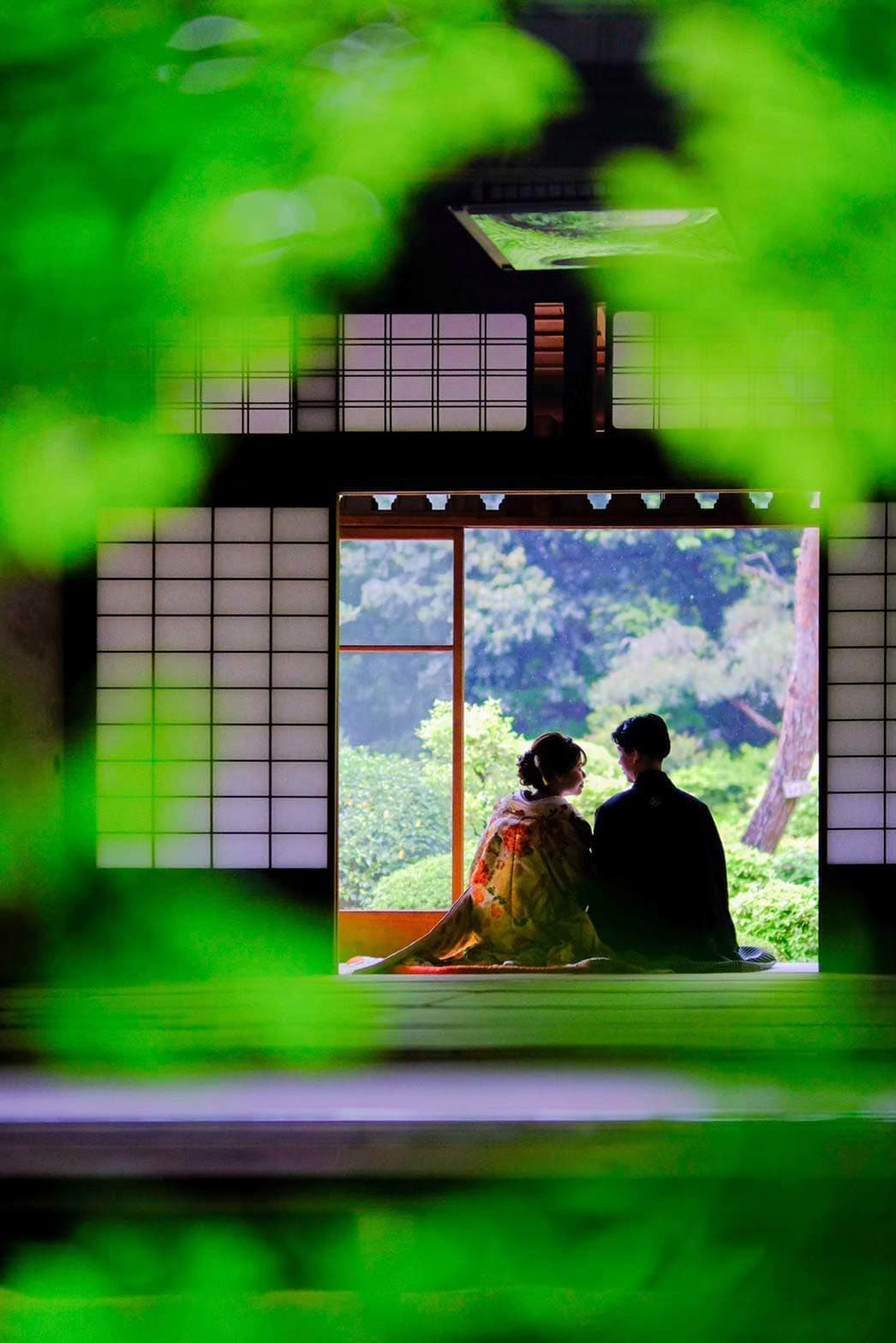 東山荘前撮りでシルエットな新郎新婦