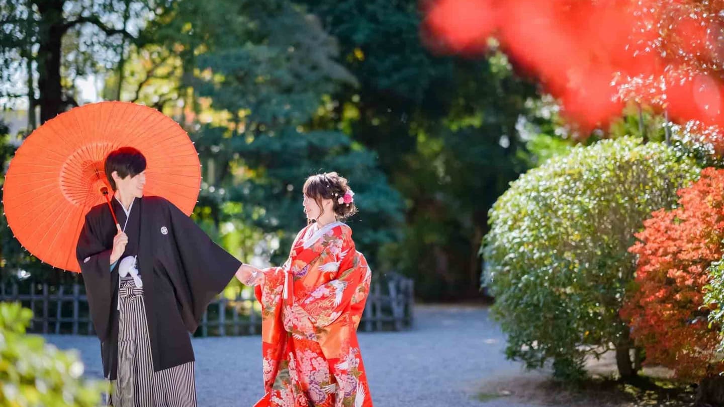 東山荘紅葉前撮りで散歩する新郎新婦