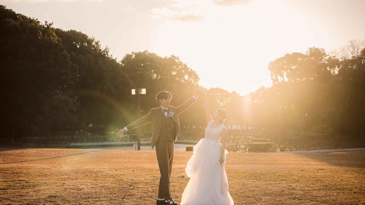 庄内緑地公園前撮りで笑顔の新郎新婦
