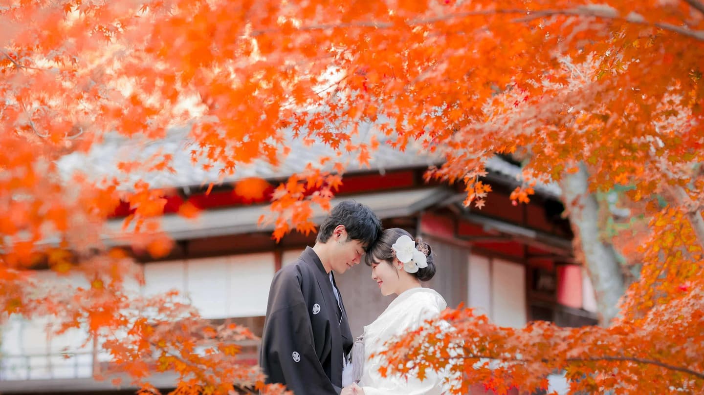 名古屋で紅葉前撮りを楽しむ新郎新婦