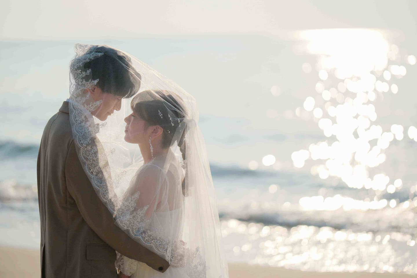 野間灯台前撮りで笑顔の新郎新婦