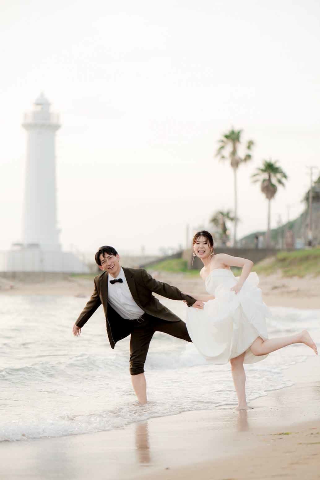 野間灯台ビーチ前撮りで砂浜を走る新郎新婦