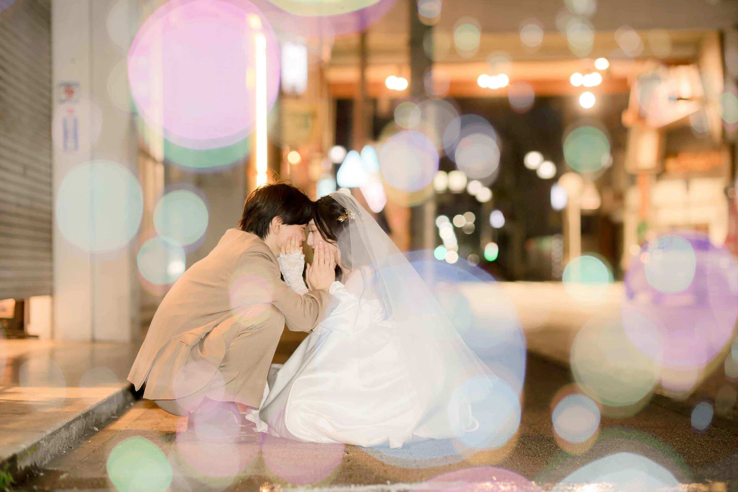 大須前撮りで笑顔で見つめ合う新郎新婦