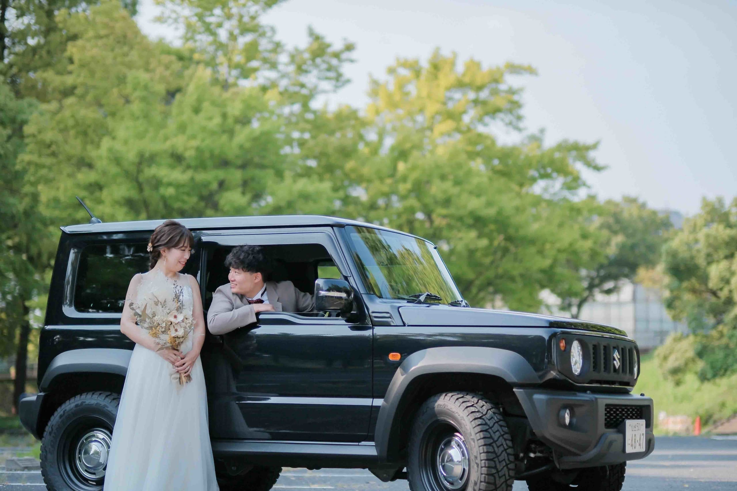 庄内緑地公園前撮りでマイカーと撮影する新郎新婦