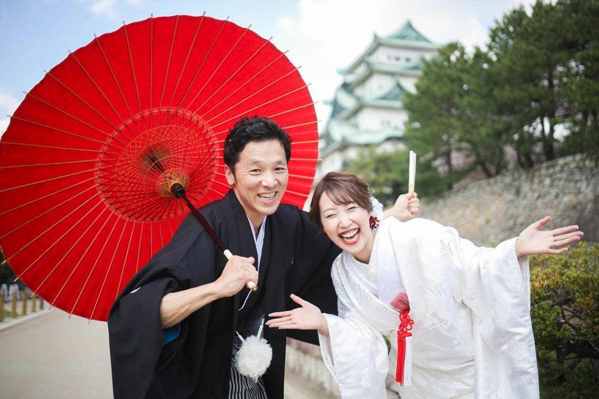 徳川園前撮りで抱きしめ合う新郎新婦
