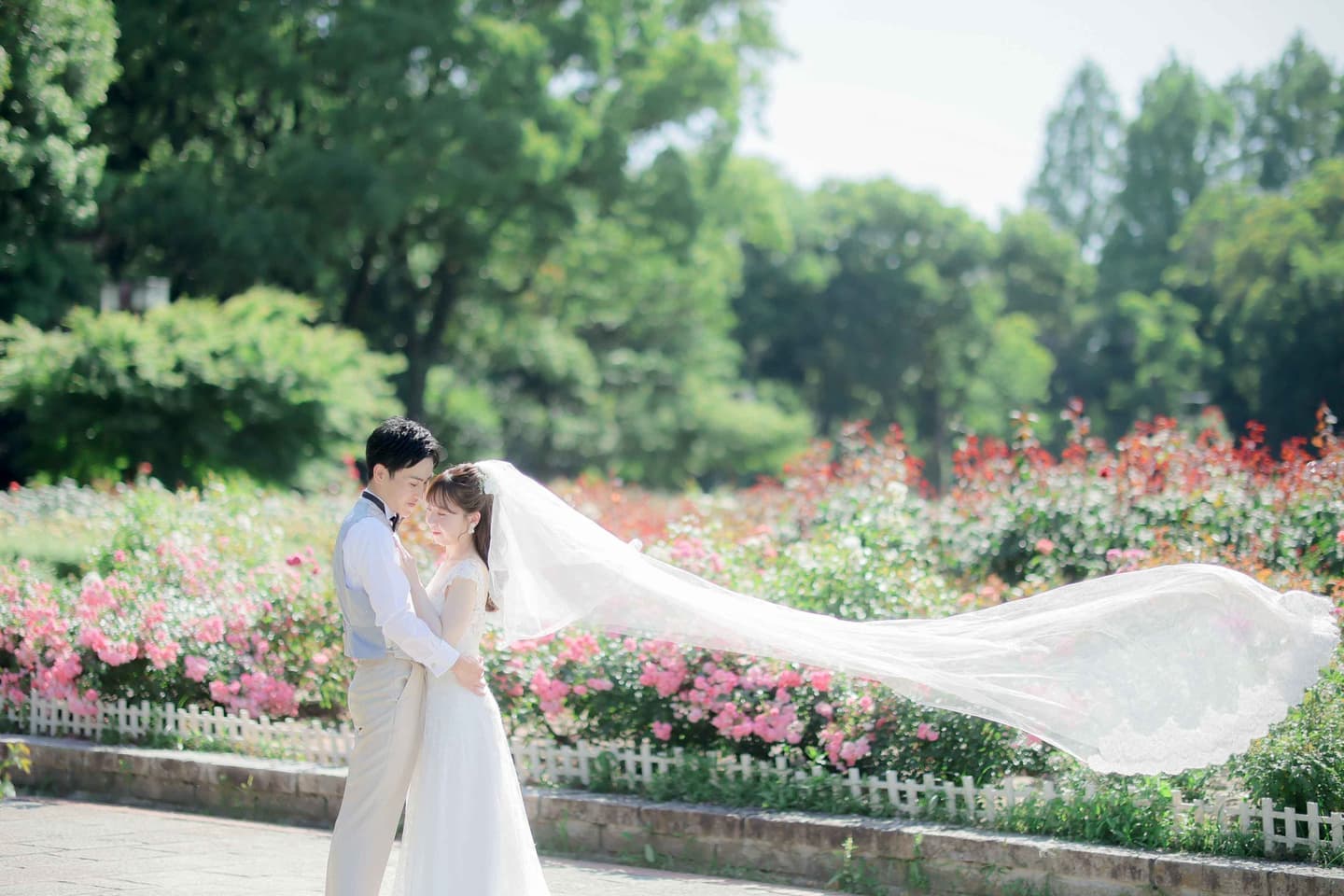 徳川園前撮りで紅葉を楽しむ新郎新婦