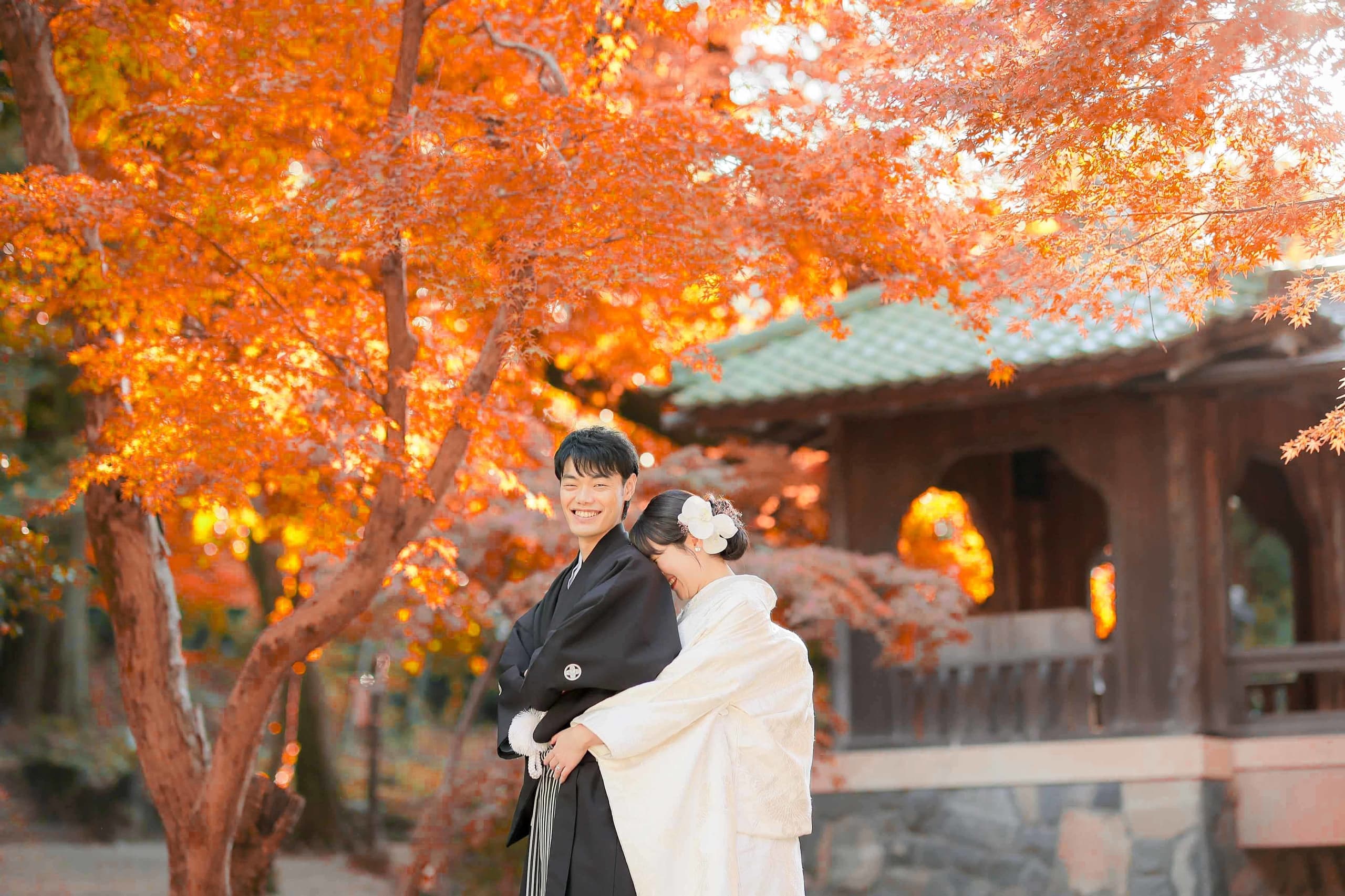 名古屋で紅葉前撮りを楽しむ新郎新婦