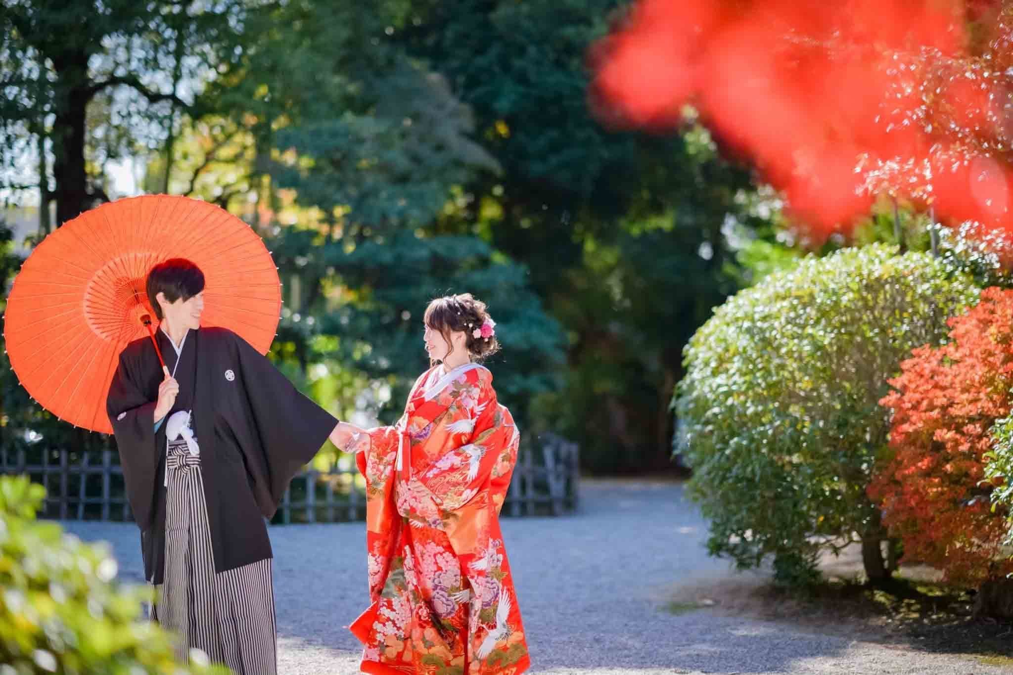 名古屋紅葉前撮りを楽しむ新郎新婦