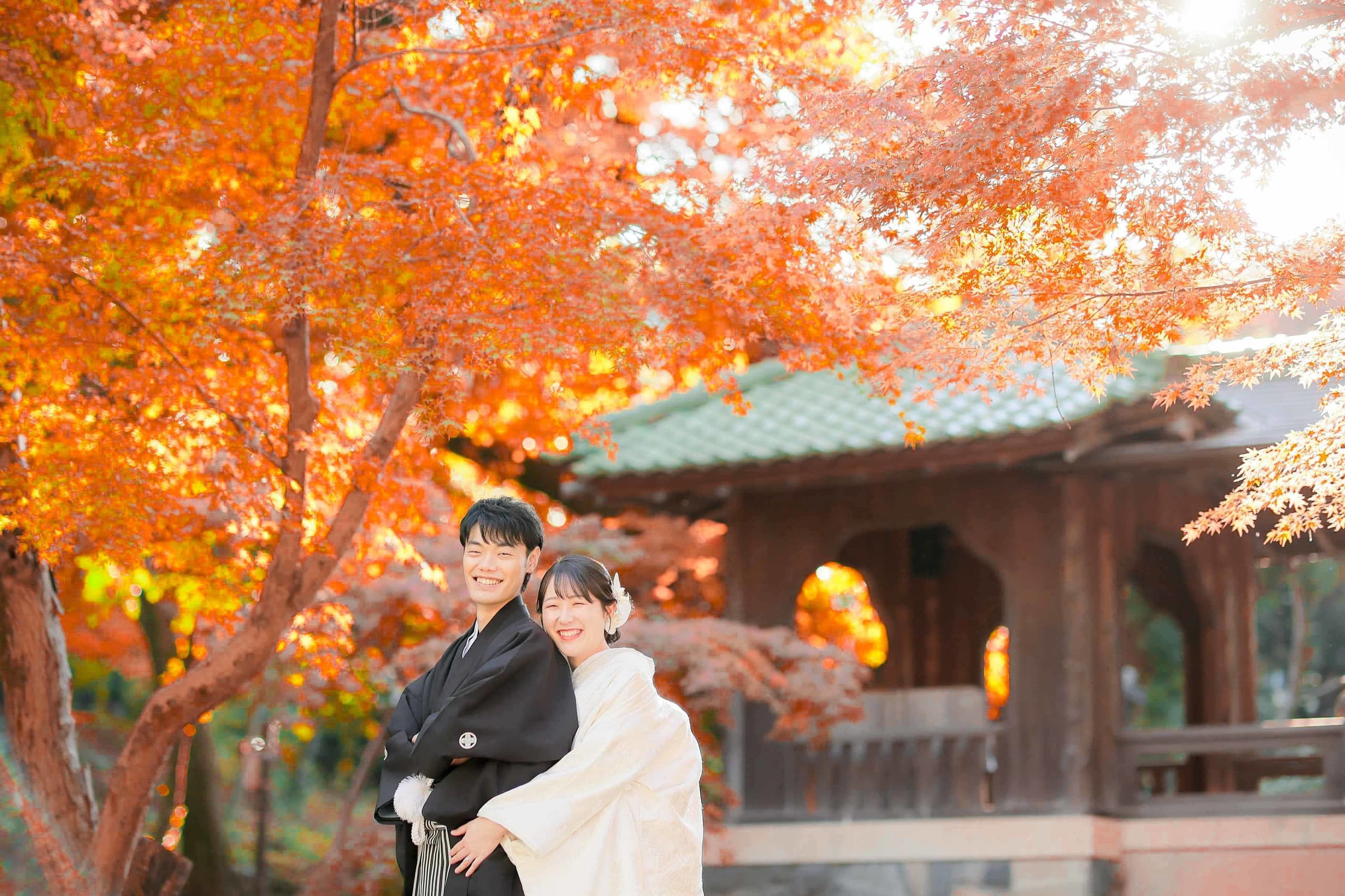 東山荘紅葉前撮りで抱きしめ合う新郎新婦