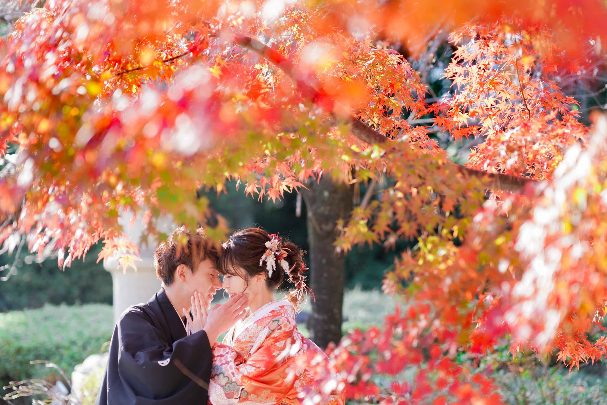 徳川園紅葉前撮りで見つめ合う新郎新婦