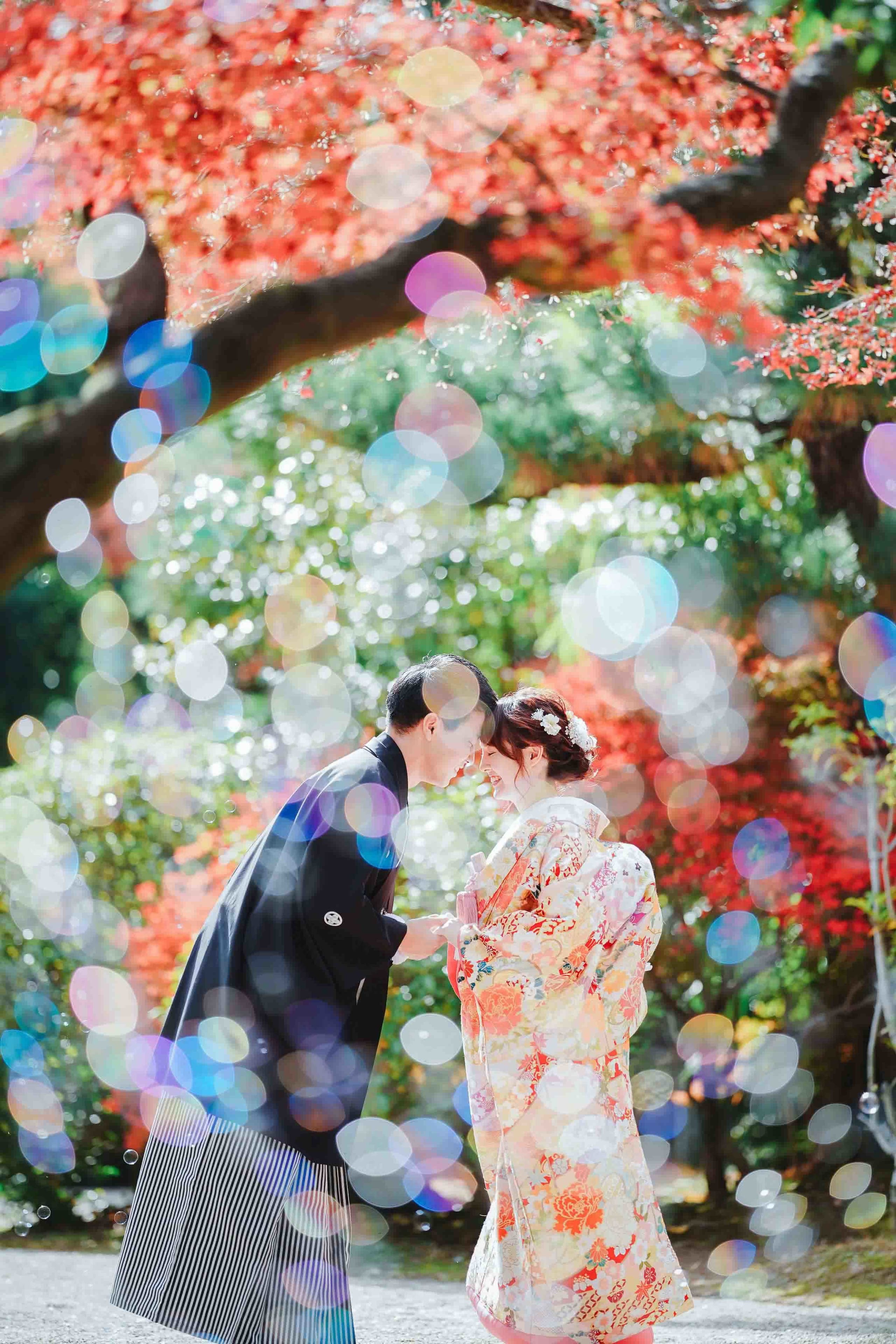 東山紅葉荘前撮りで見つめ合う新郎新婦