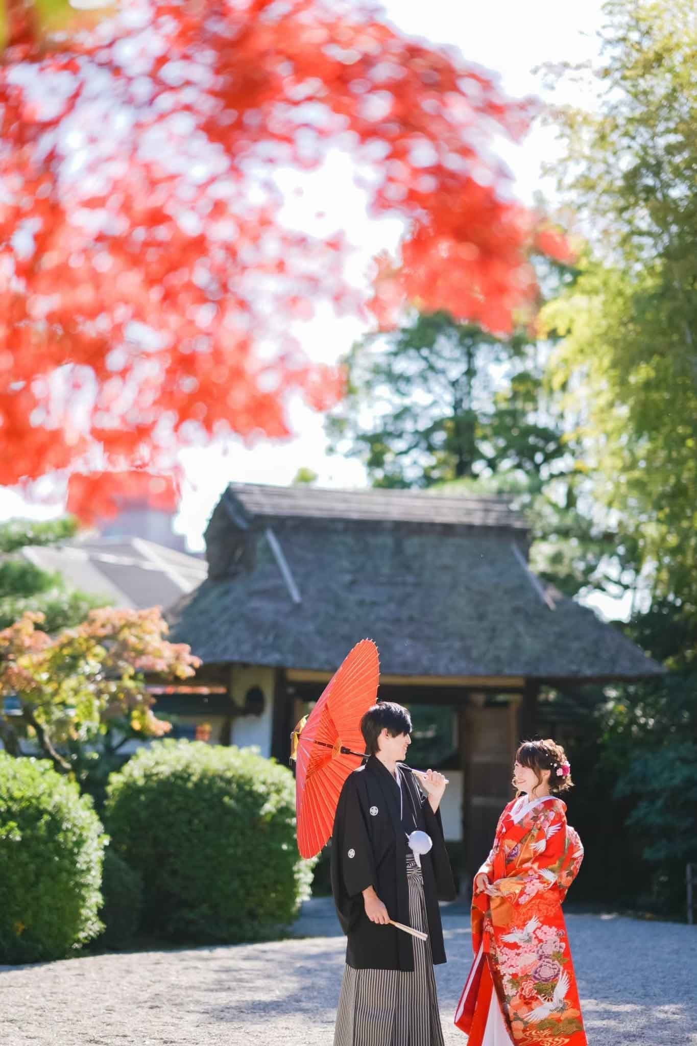 東山紅葉荘前撮りで見つめ合う新郎新婦