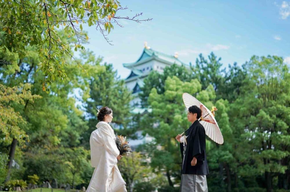 名古屋城前撮りで見つめ合う新郎新婦