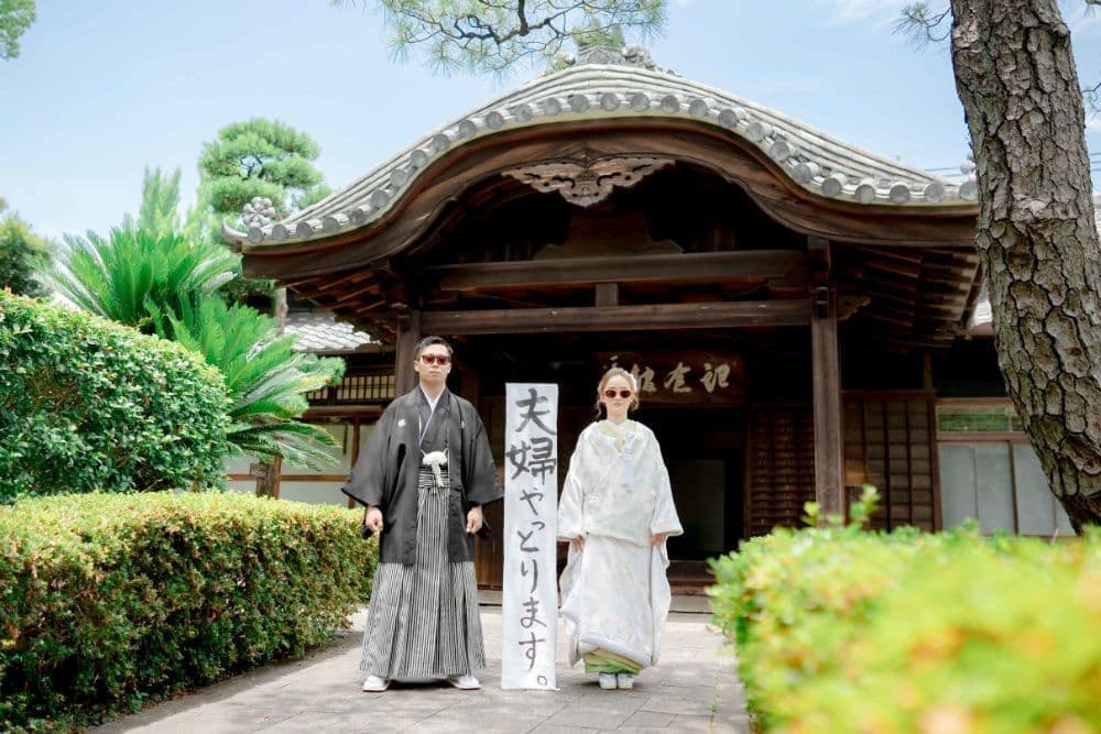 中村公園前撮りで笑顔の新郎新婦