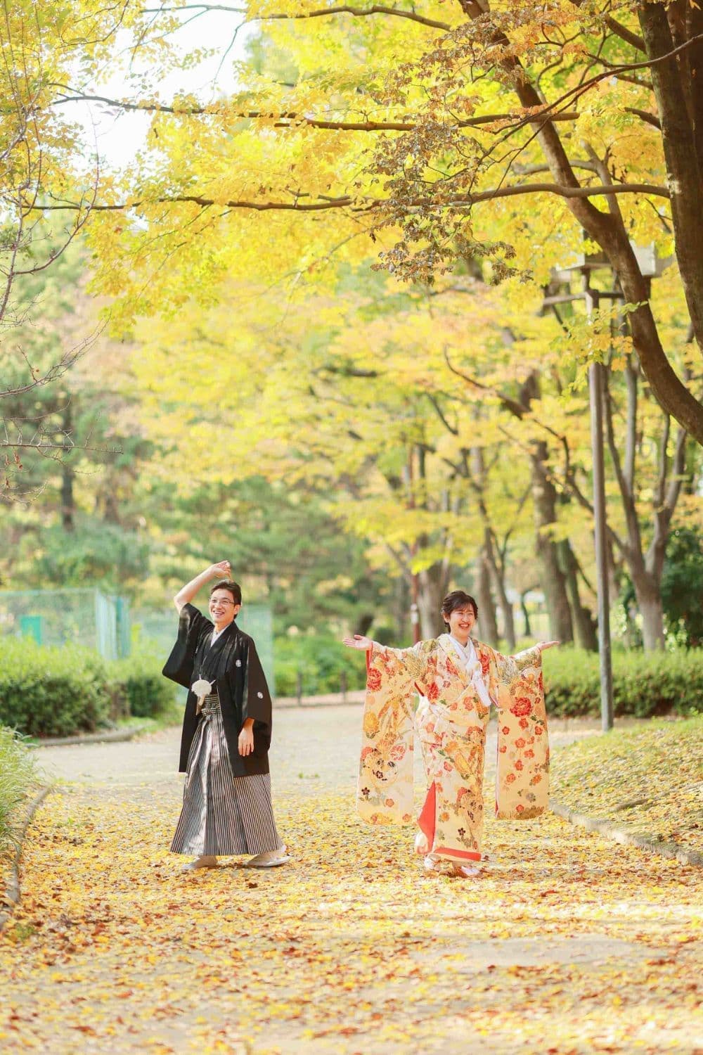 名古屋城前撮りで見つめ合う新郎新婦