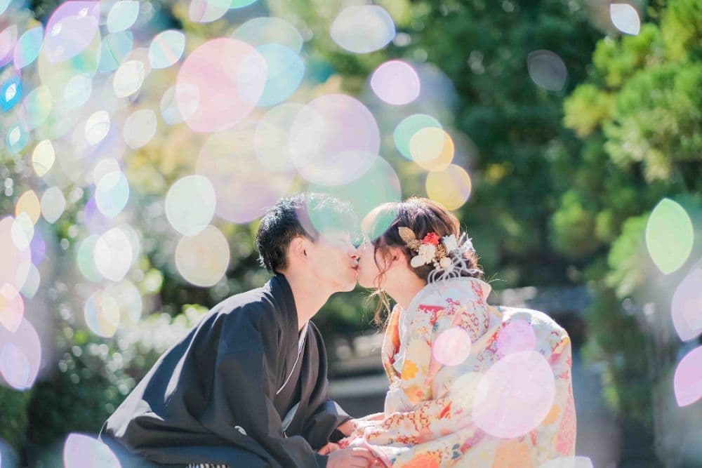 東山荘前撮りで見つめ合う新郎新婦